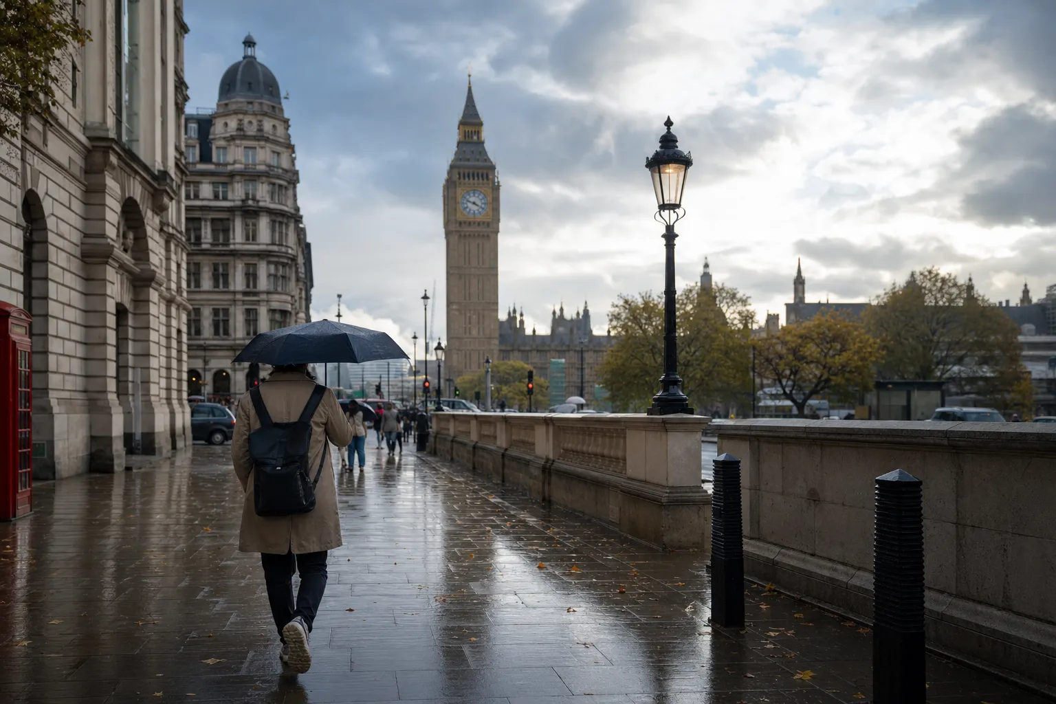 Peatón camina bajo la lluvia ligera en una calle de Londres.