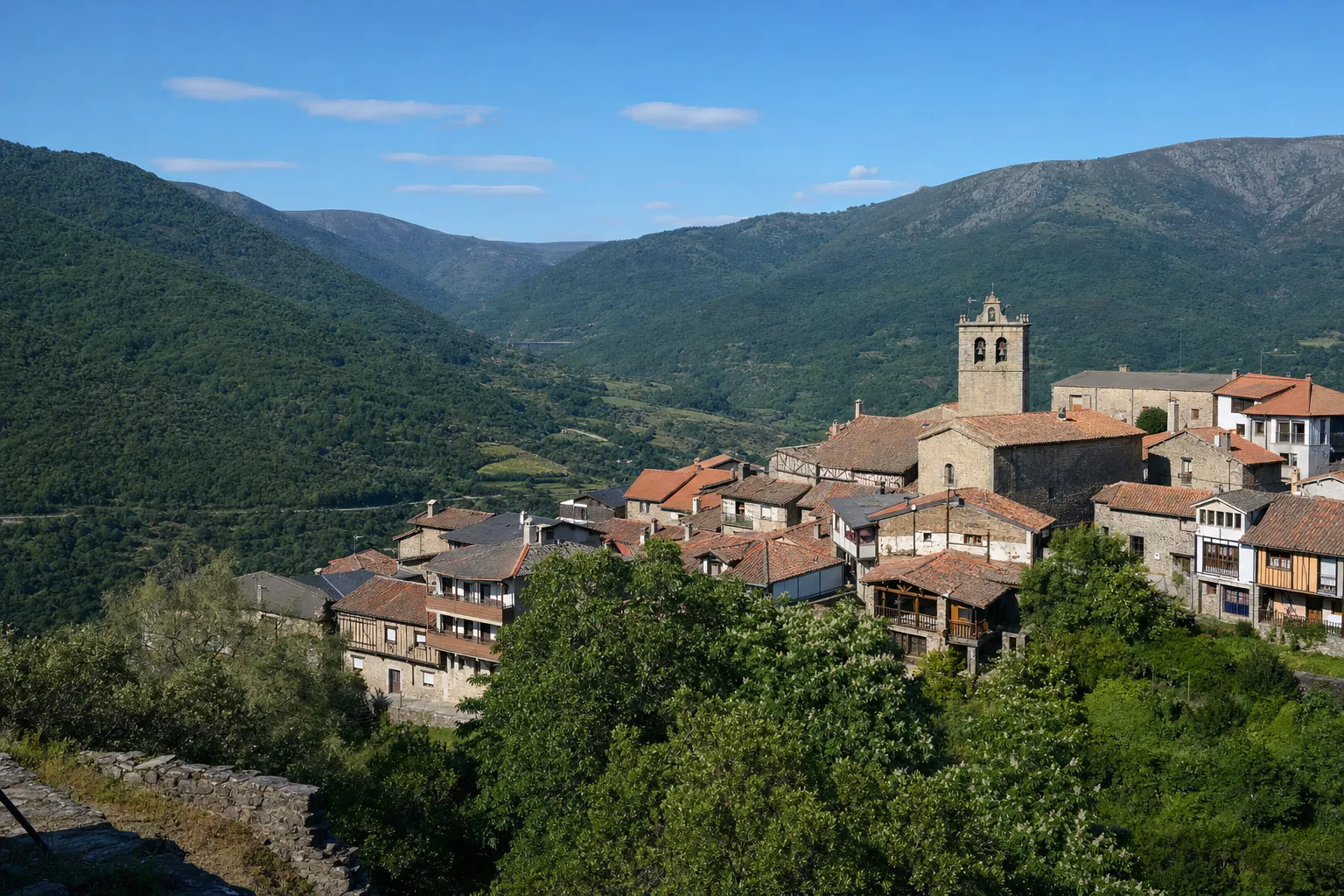 Vista panorámica de Monforte de la Sierra en la ladera, entre valles de montaña.