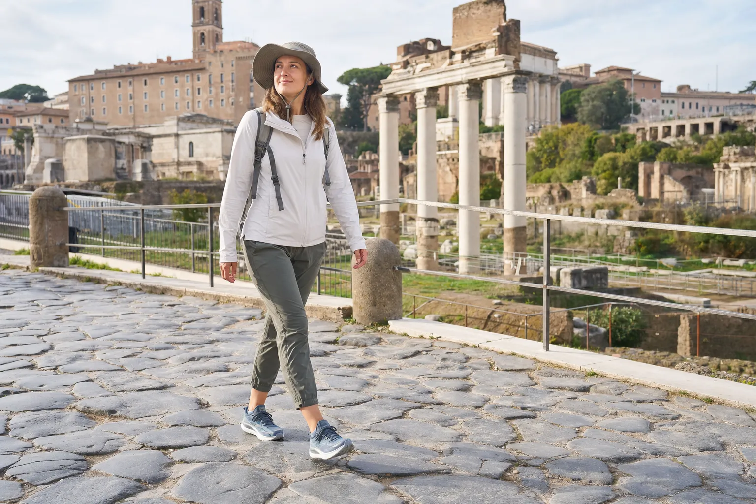 Turista con calzado cómodo y ropa ligera camina por el Foro Romano.