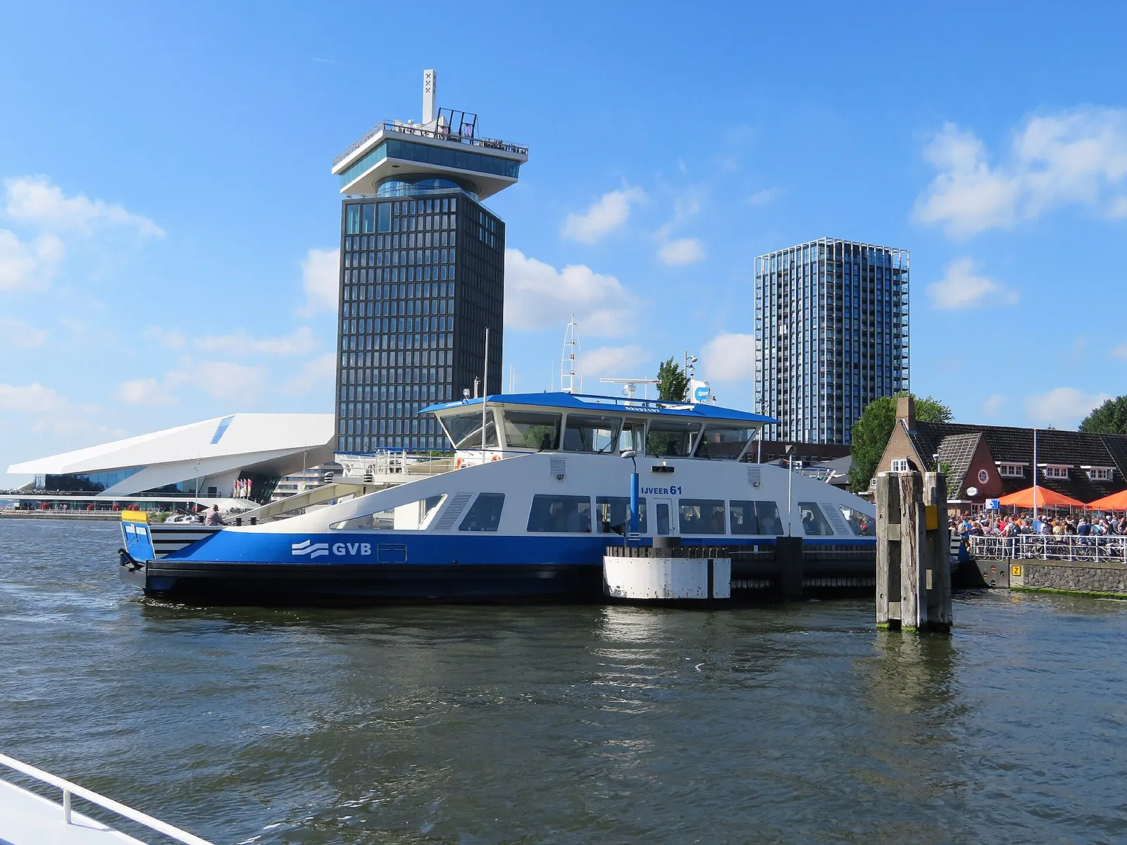 Transbordador del IJ frente al EYE Filmmuseum y la A'DAM Toren