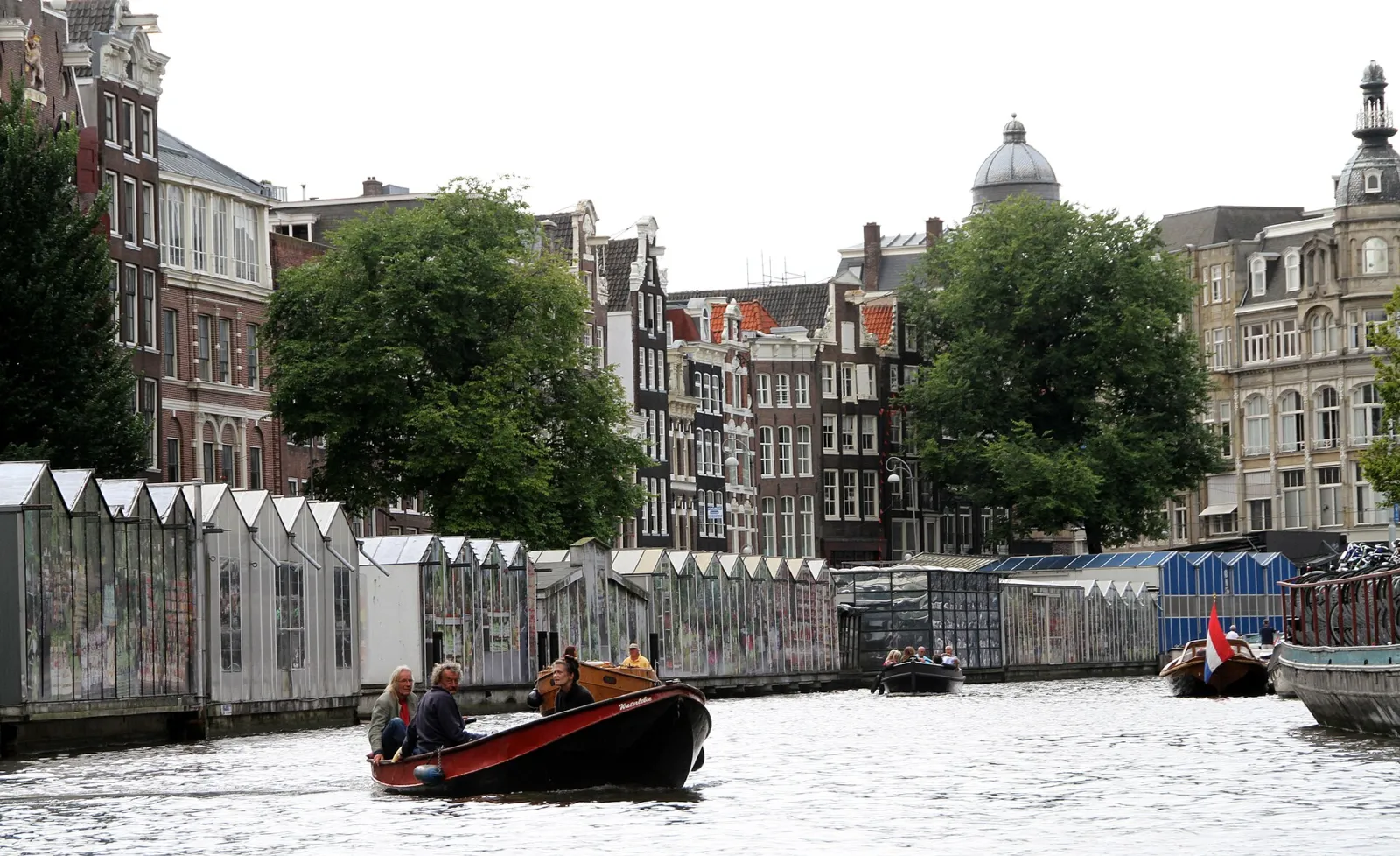 Tiendas flotantes del Bloemenmarkt en el canal Singel