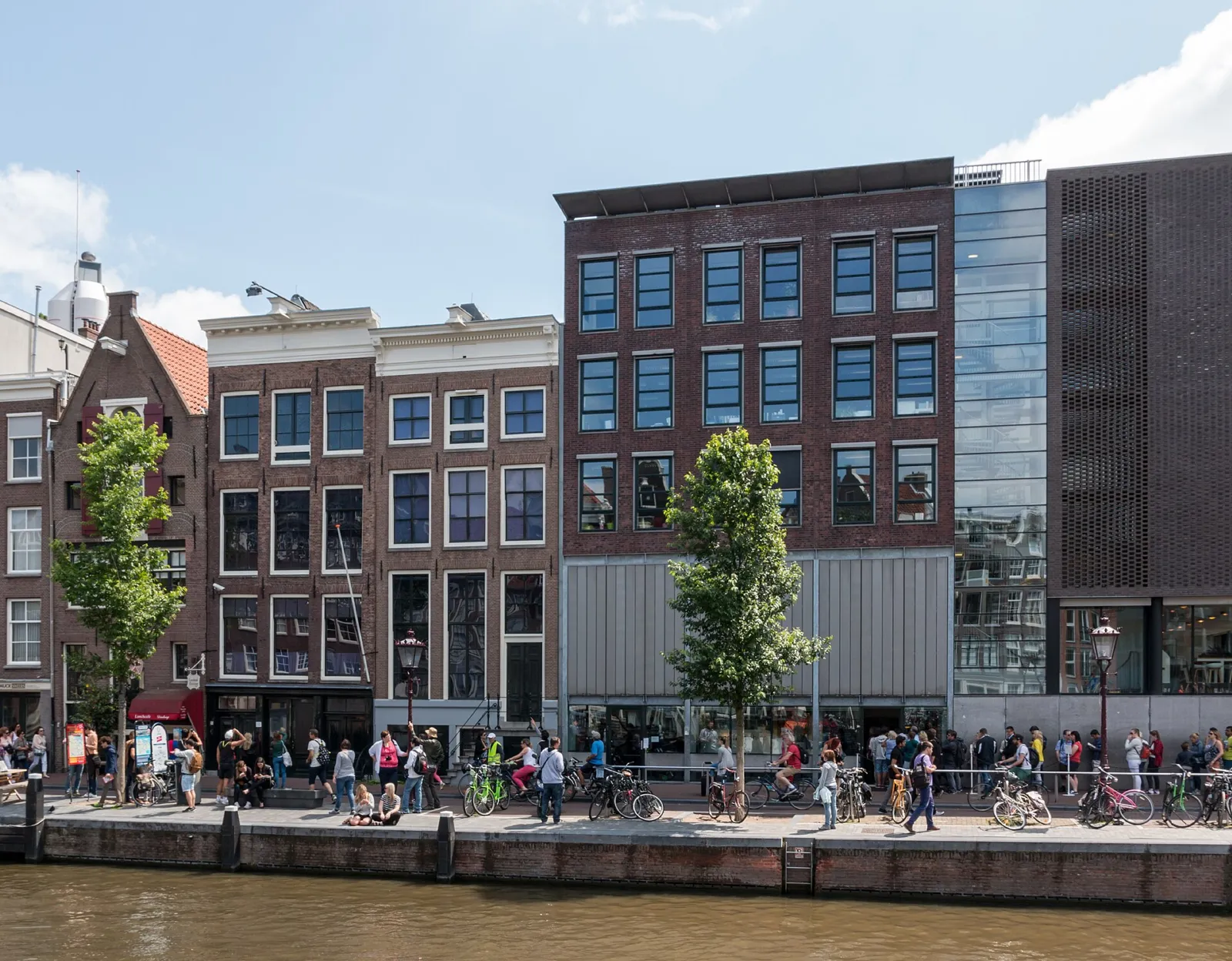 Fachada de la Casa de Ana Frank en el canal Prinsengracht