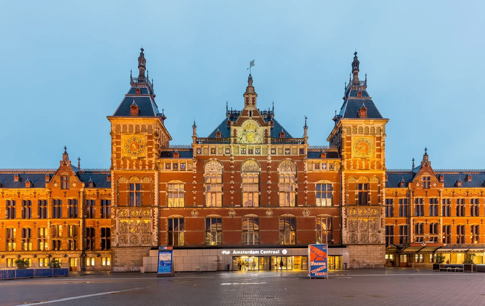 Fachada de la estación Amsterdam Centraal al anochecer