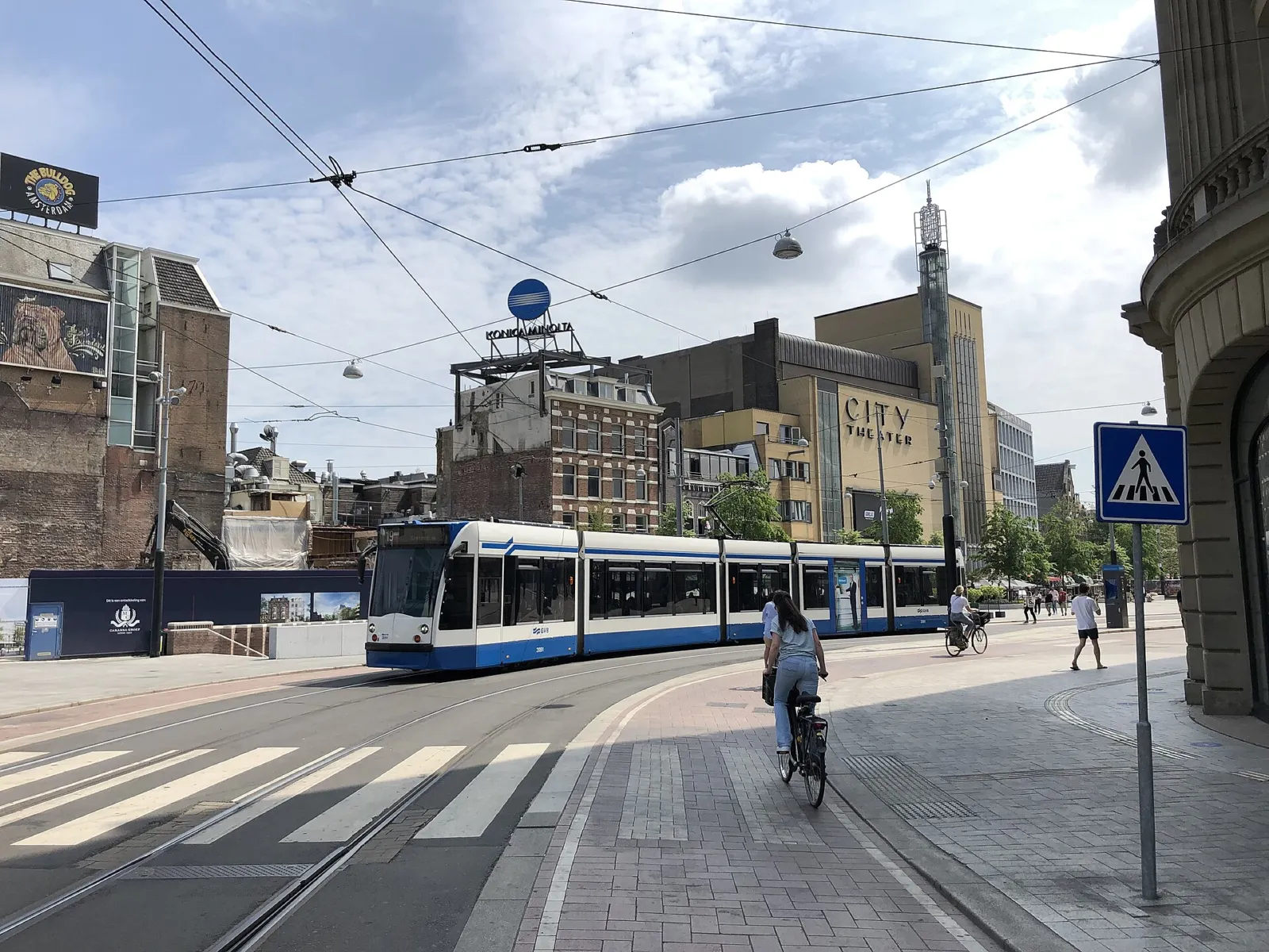 Leidseplein con un tranvía y el teatro Stadsschouwburg