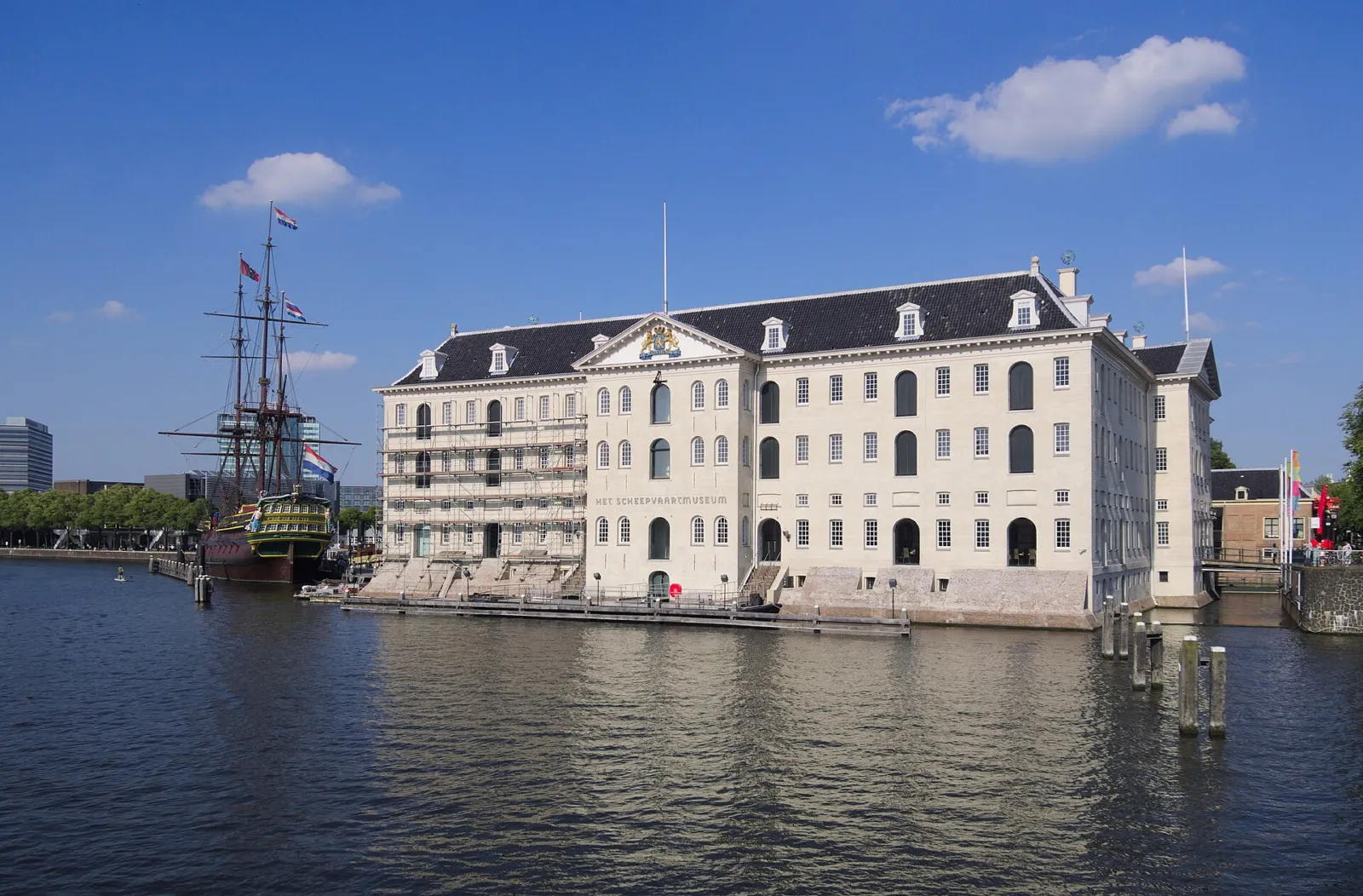 Het Scheepvaartmuseum y la réplica del barco Amsterdam en el Oosterdok