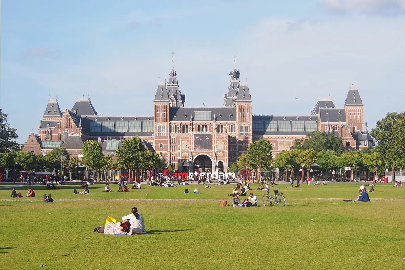 Césped de Museumplein con el Rijksmuseum al fondo