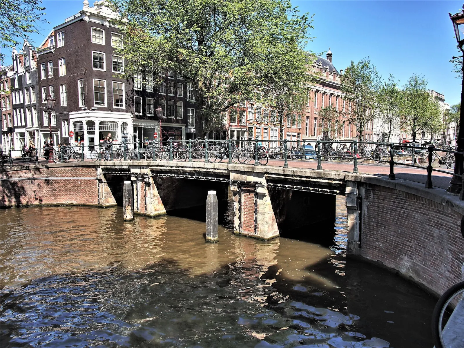 Puente de la Hartenstraat sobre el Herengracht, en las Nueve Callejuelas