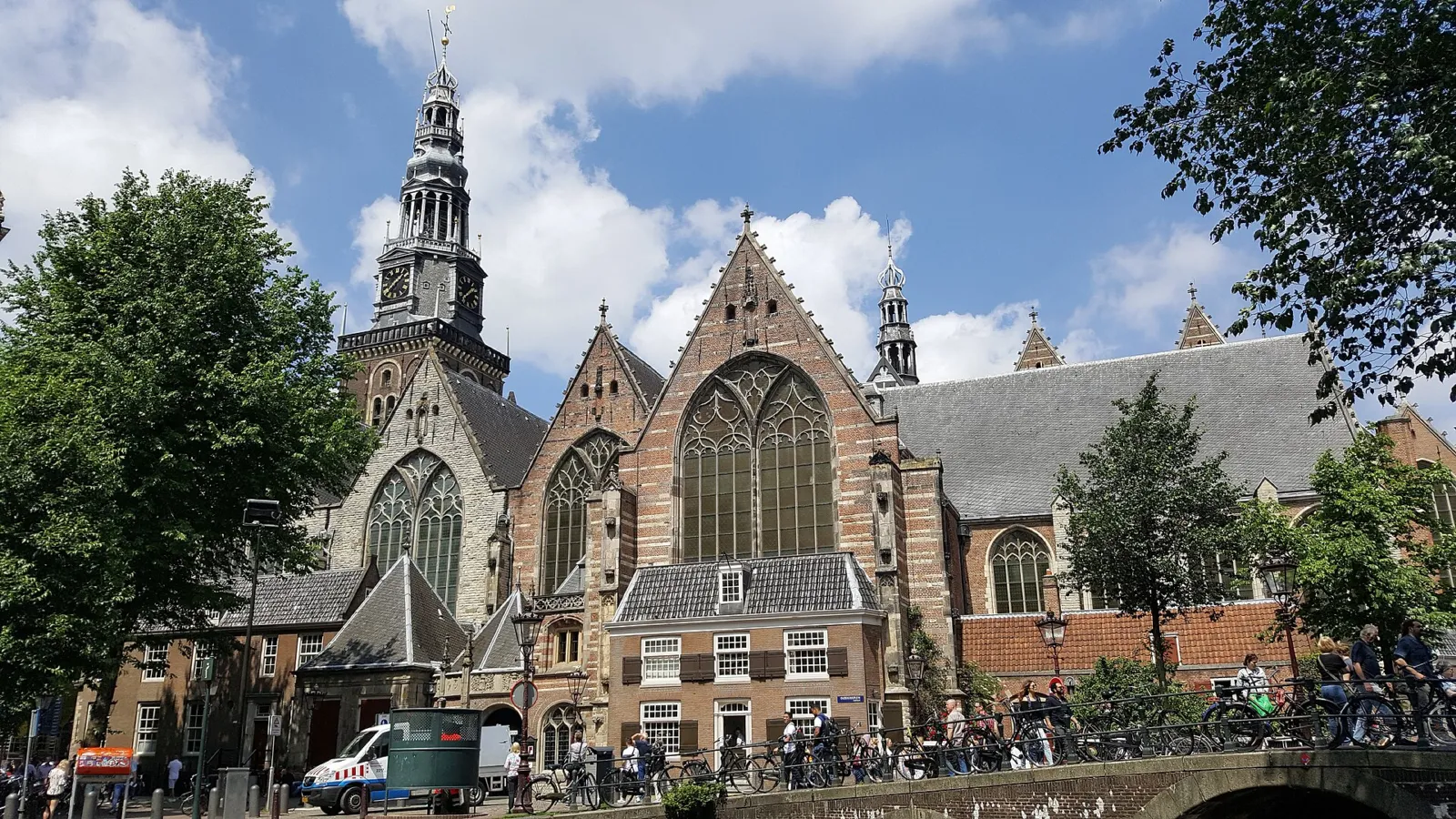 Oude Kerk con su torre vista desde el canal Oudezijds Voorburgwal