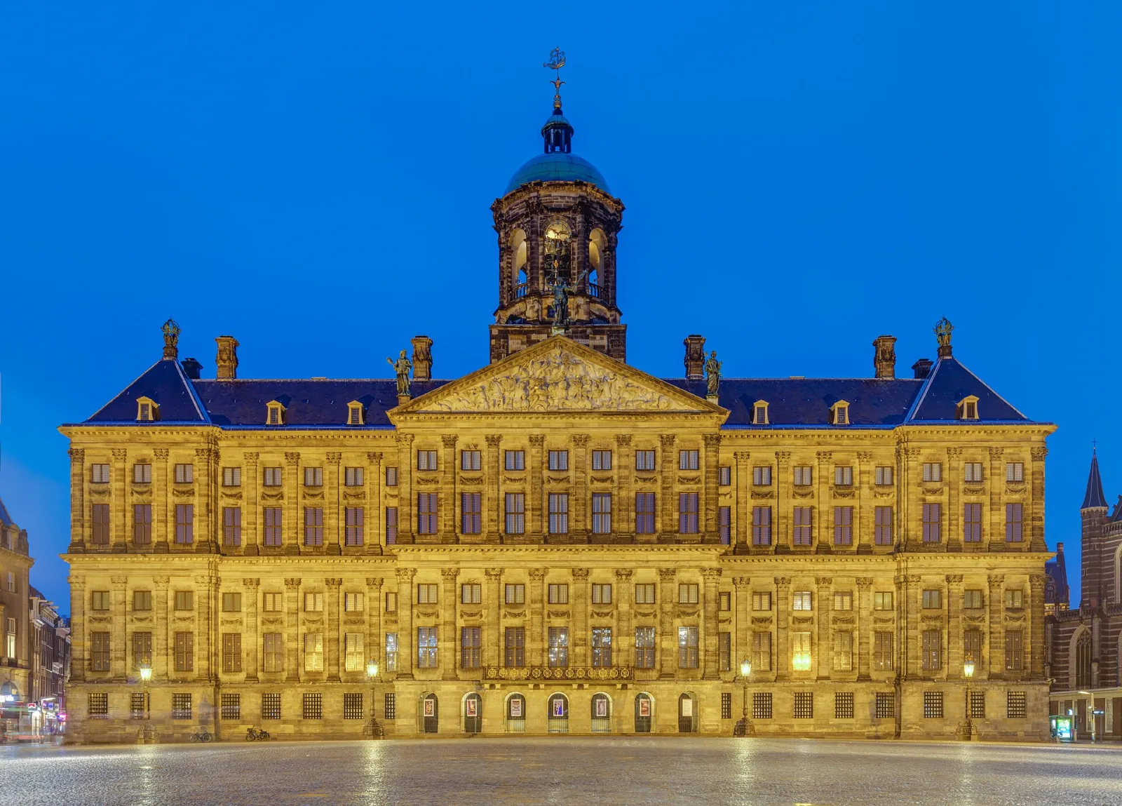 Fachada del Palacio Real de Ámsterdam iluminada en la hora azul