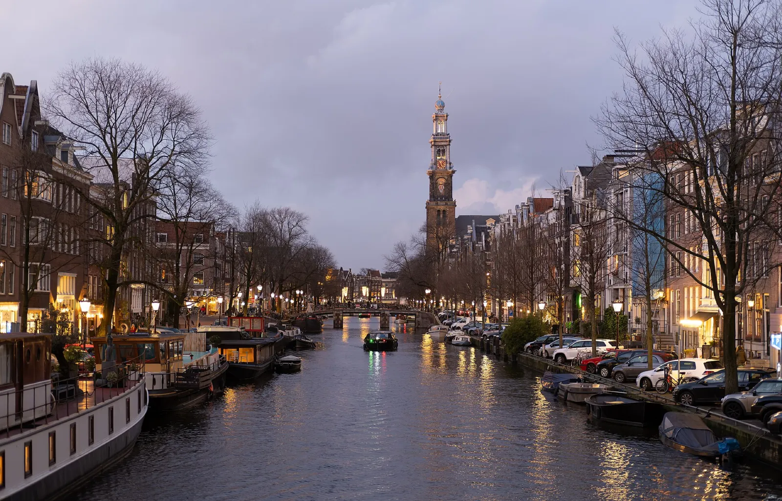 Canal Prinsengracht al atardecer con la torre de la Westerkerk al fondo