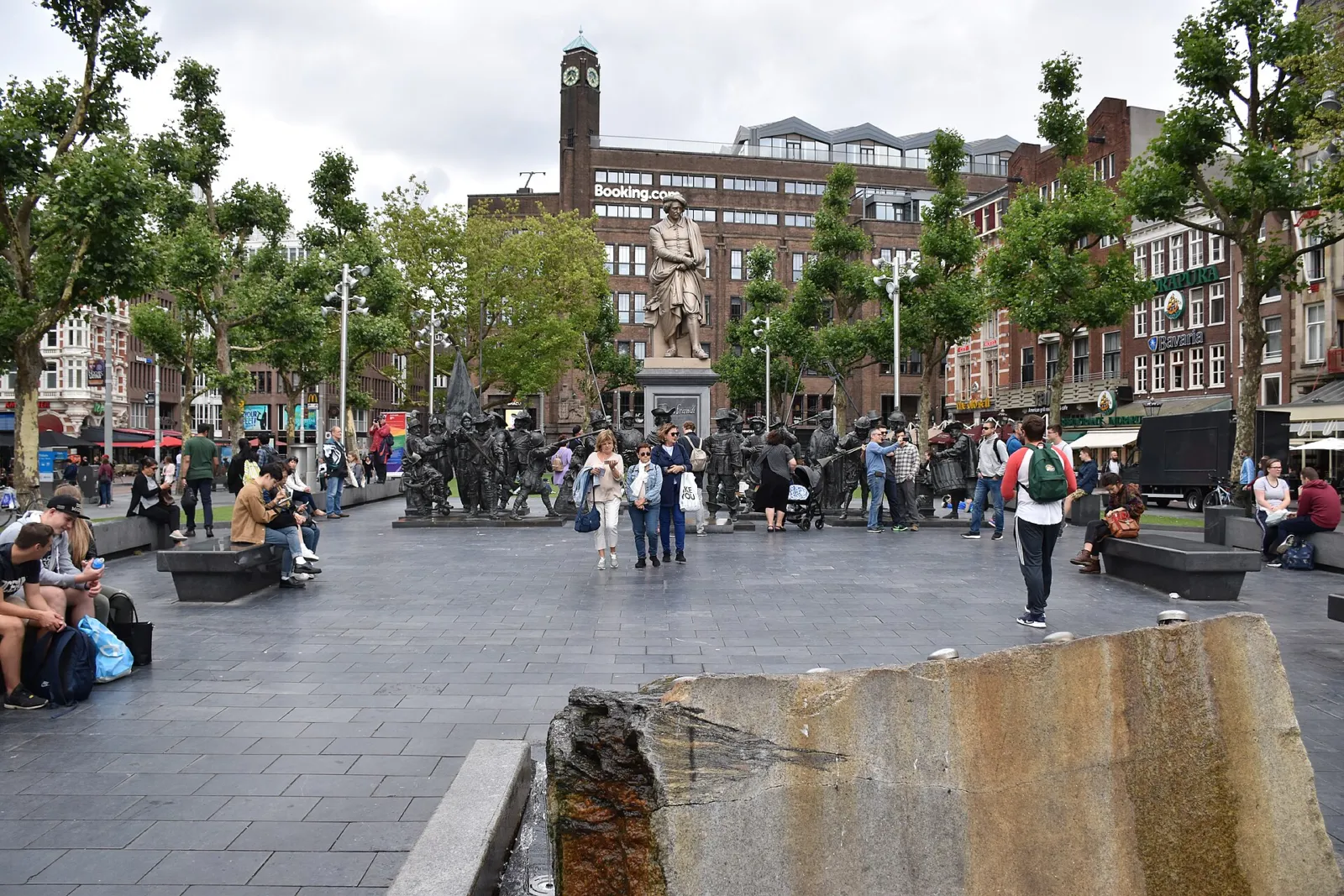 Estatua de Rembrandt y el grupo escultórico de La ronda de noche en Rembrandtplein