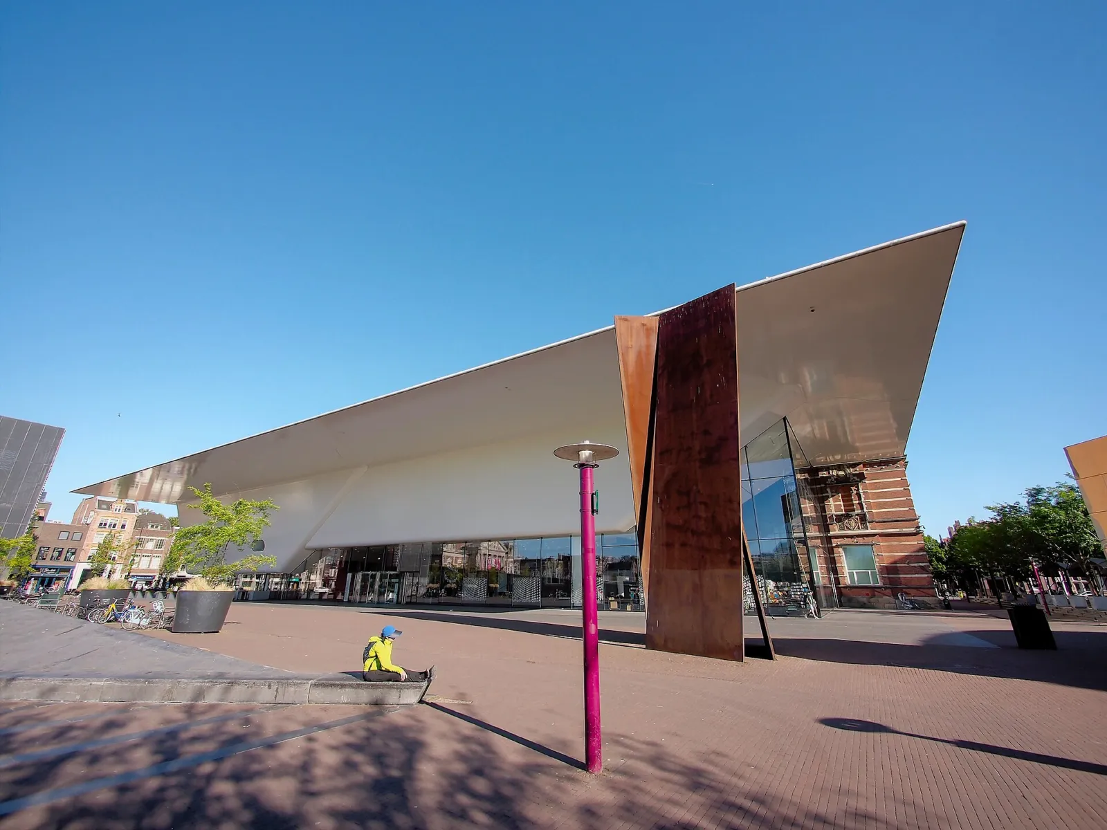 Nueva ala del Stedelijk Museum, conocida como la bañera, junto a Museumplein