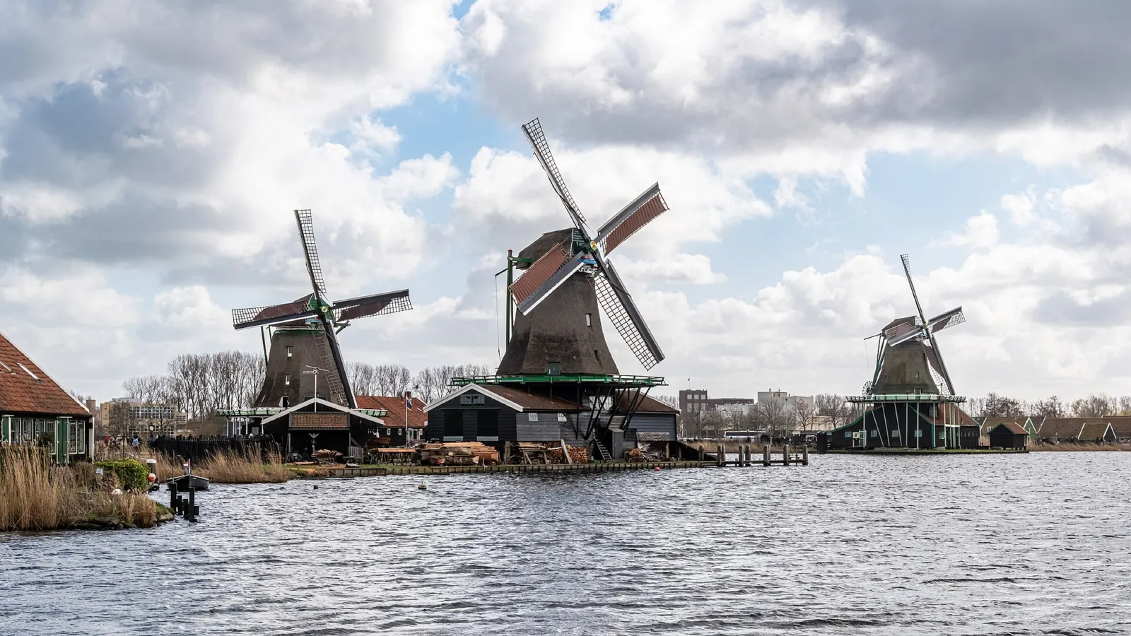 Molinos de viento de Zaanse Schans a orillas del río Zaan