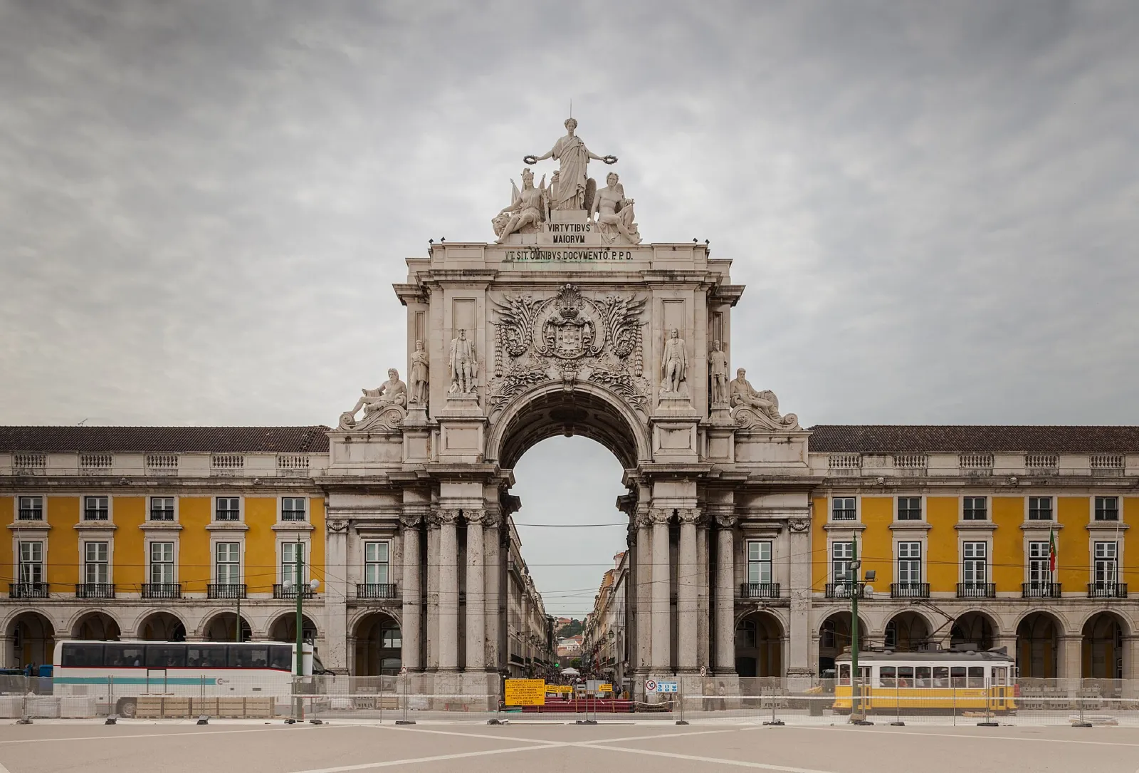 Arco da Rua Augusta de Lisboa con la plaza amarilla y los tranvías al fondo
