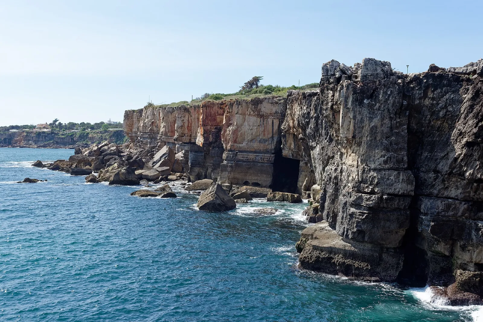Acantilados de la Boca do Inferno en Cascais con el mar azul rompiendo en las rocas