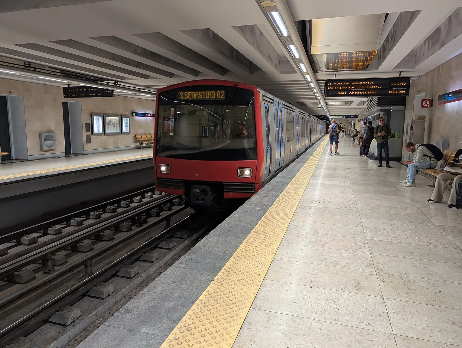 Tren rojo del metro de Lisboa llegando al andén de la estación Aeroporto
