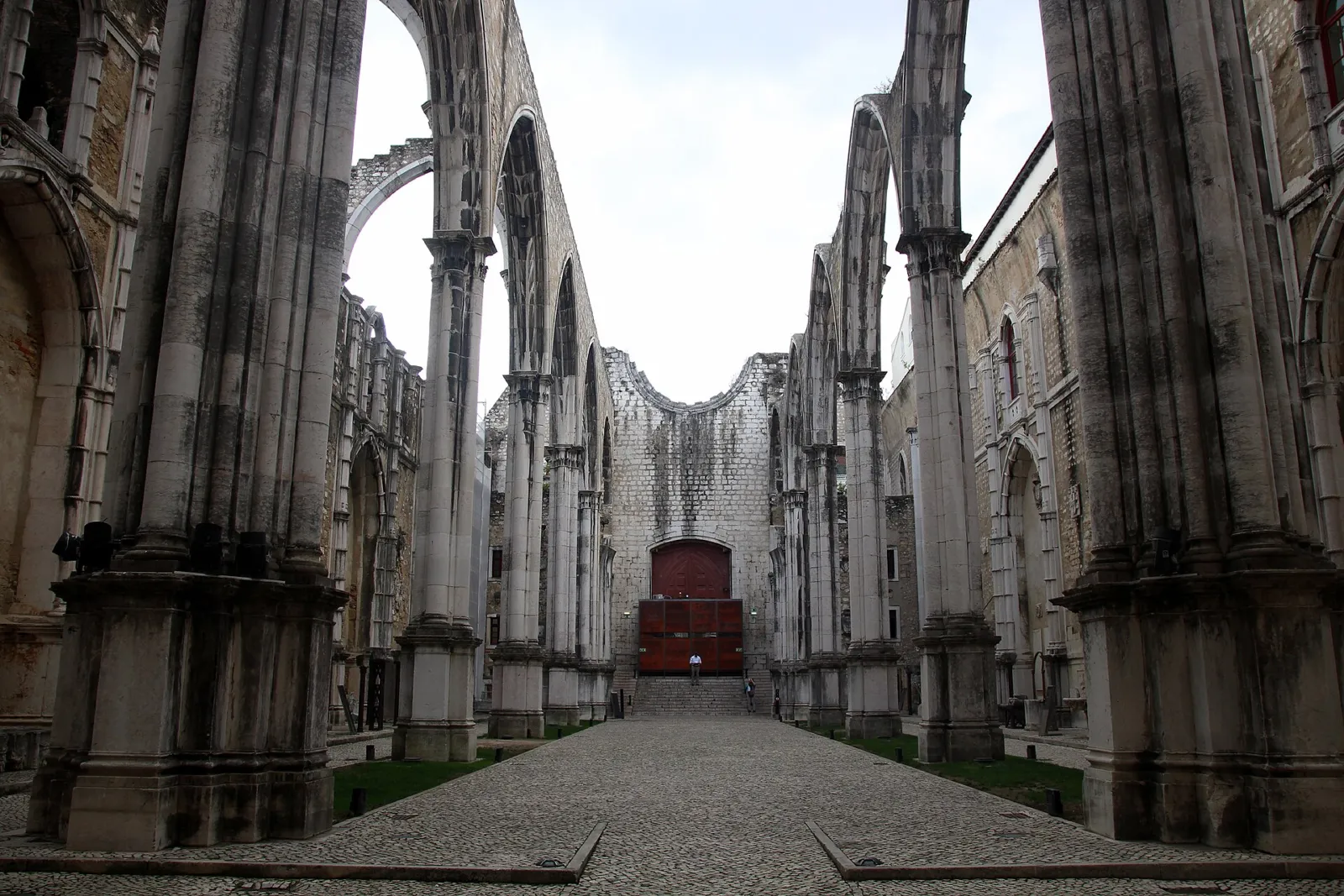 Naves góticas sin techo del Convento do Carmo de Lisboa, abiertas al cielo