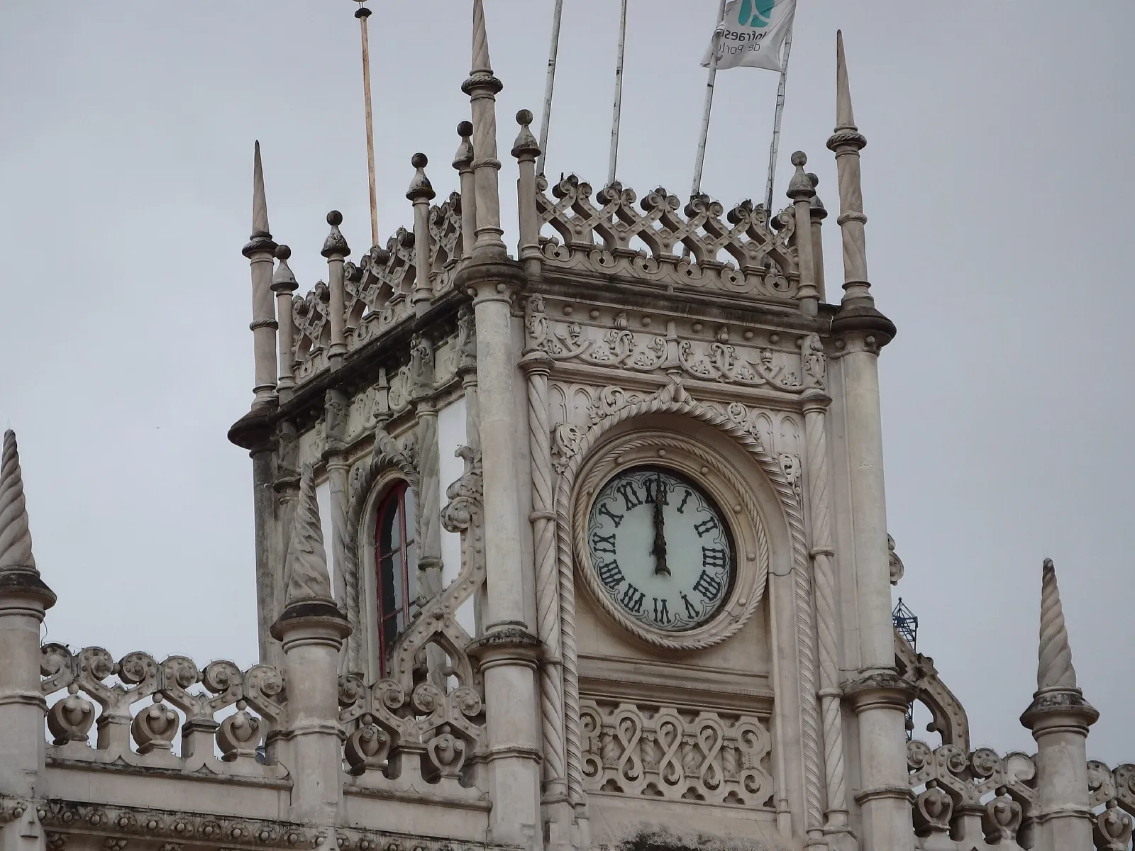 Torre con reloj de la fachada de la estación de Rossio en Lisboa, con adornos manuelinos