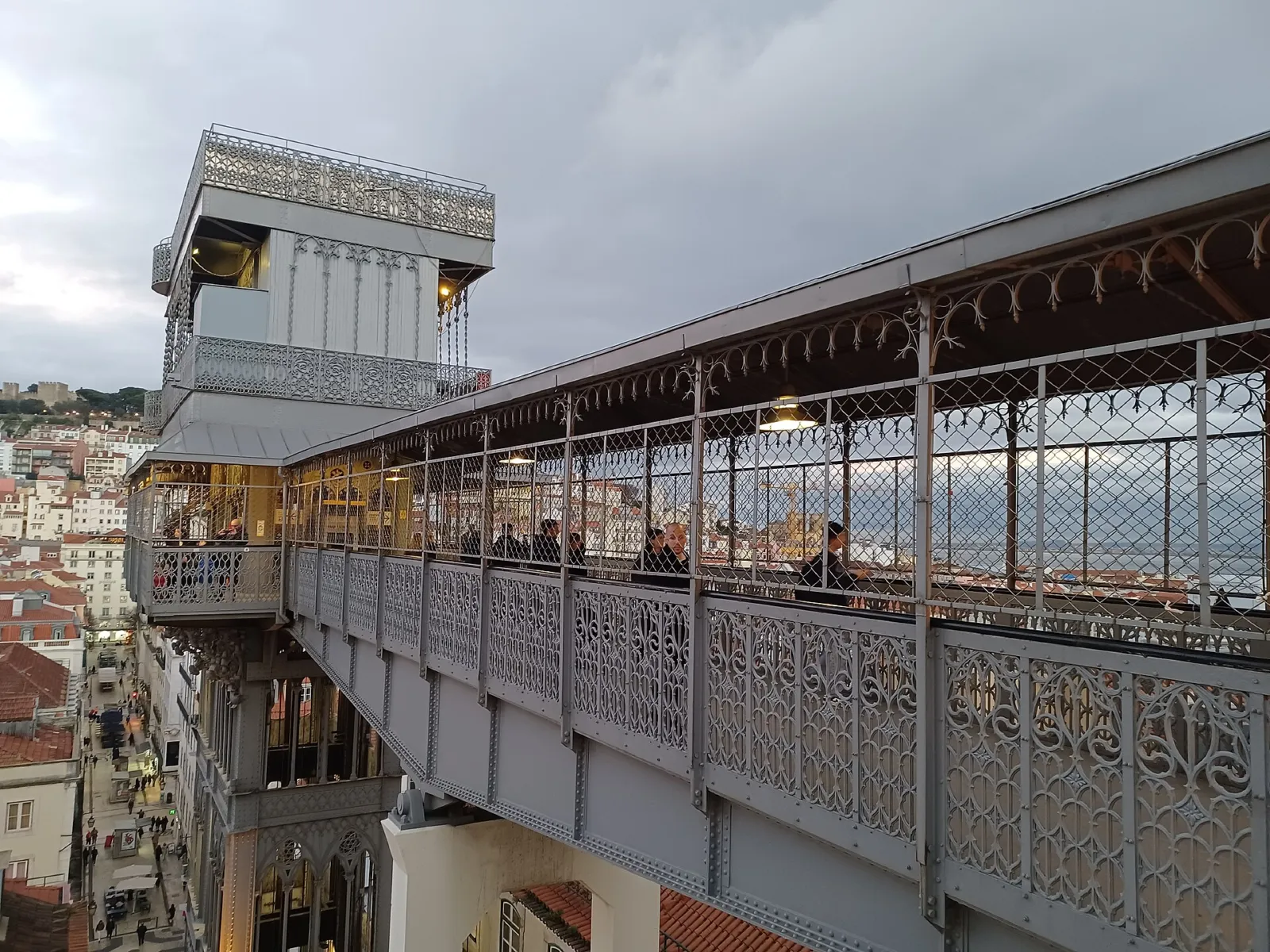 Pasarela de hierro del Elevador de Santa Justa con vistas a los tejados de Lisboa