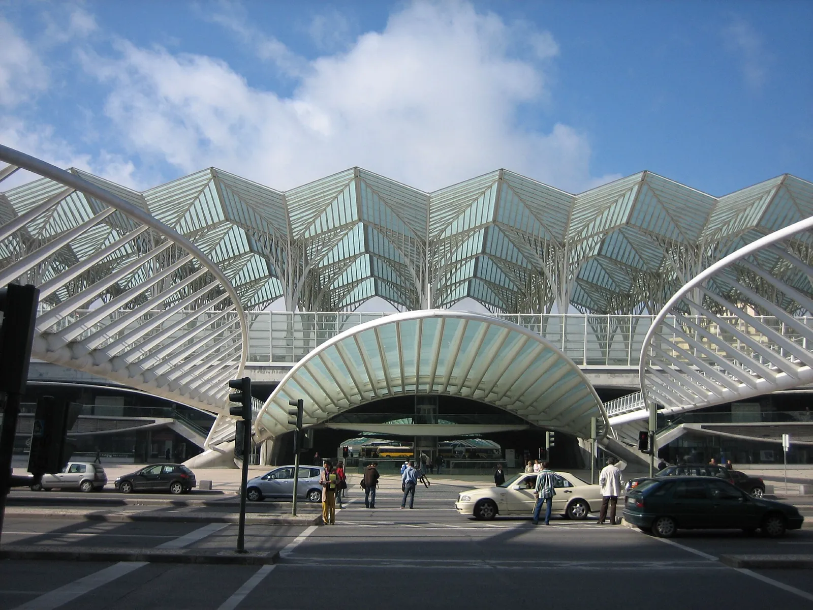 Estación do Oriente de Lisboa, diseñada por Calatrava, con su techumbre de acero y cristal