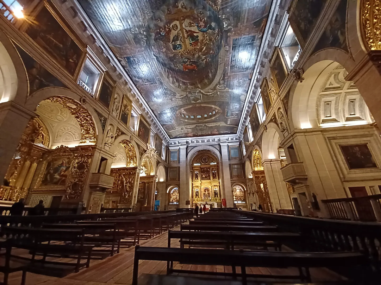 Nave barroca de la iglesia de São Roque en Lisboa con capillas doradas y techo pintado