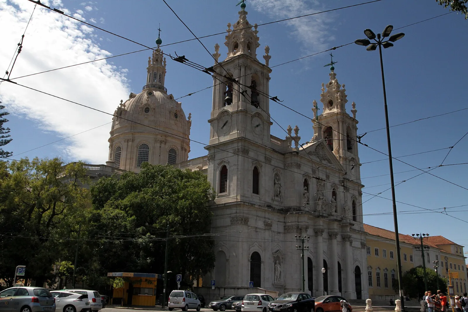 Basílica da Estrela de Lisboa con su cúpula y torres junto a la plaza arbolada