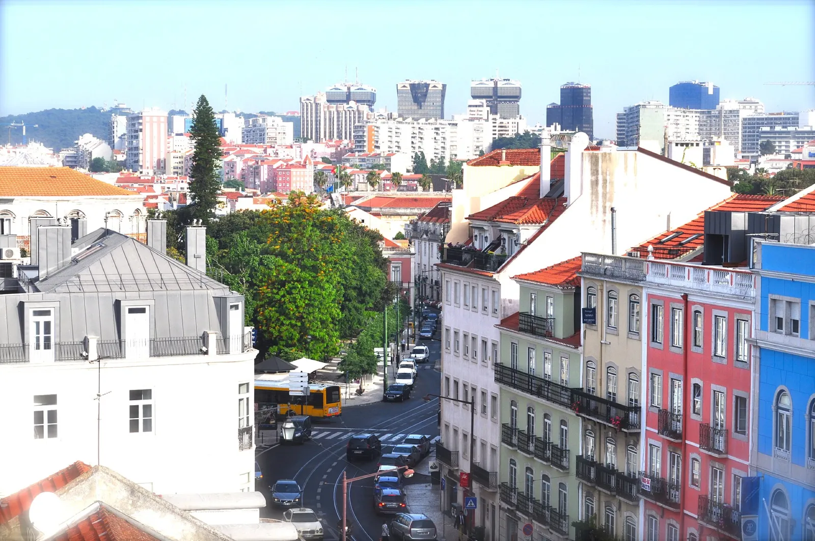 Calle estrecha del Bairro Alto de Lisboa con fachadas de azulejos y banderines de fiesta