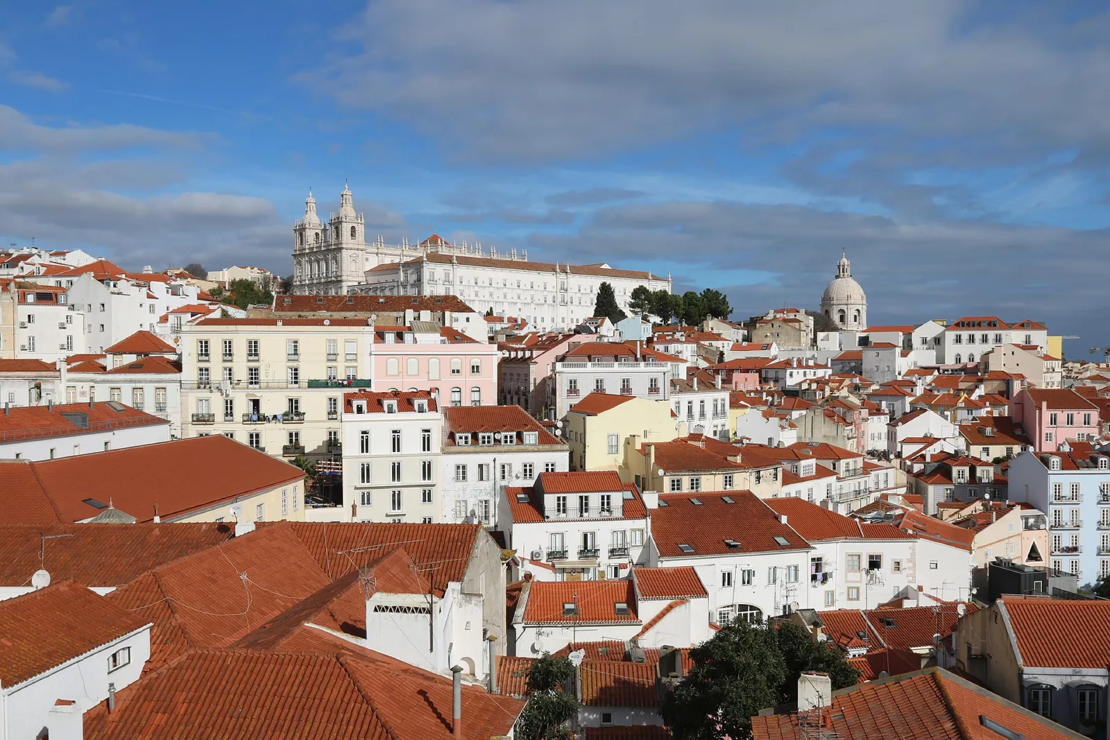 Tejados rojos de Alfama desde el mirador de Santa Luzia con la iglesia de São Vicente al fondo