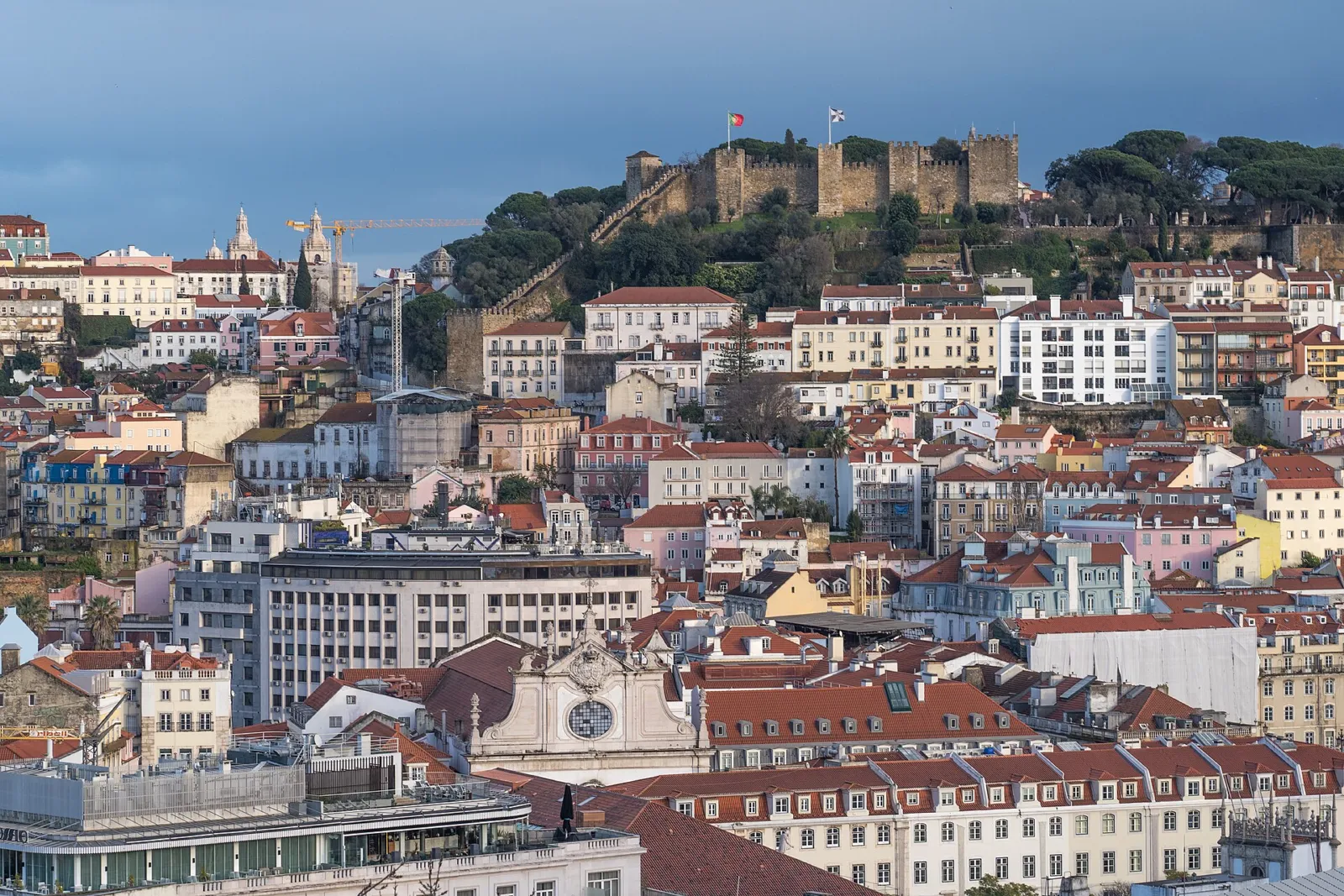 Vista desde el Miradouro de São Pedro de Alcântara con el Castillo de San Jorge sobre la ciudad