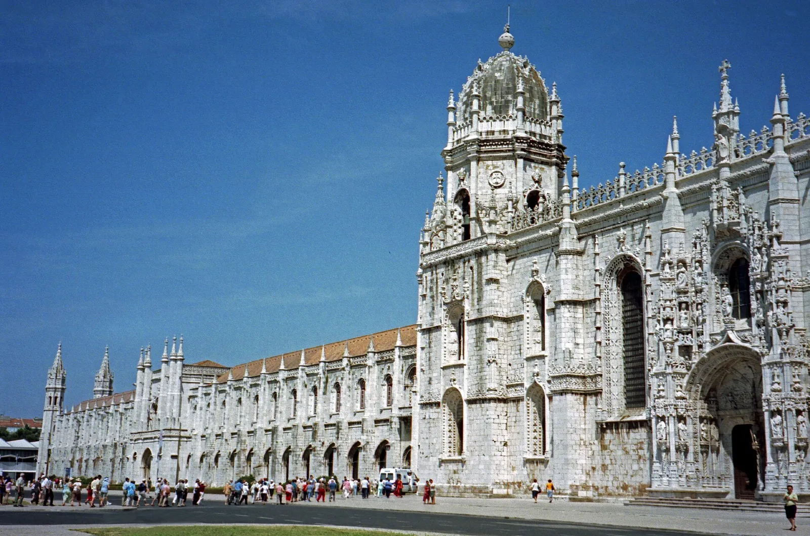 Fachada manuelina del Monasterio de los Jerónimos de Belém con su torre y cielo azul