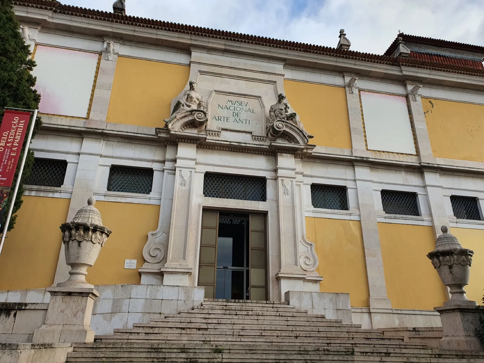 Fachada amarilla con escalinata del Museo Nacional de Arte Antiga en Lisboa