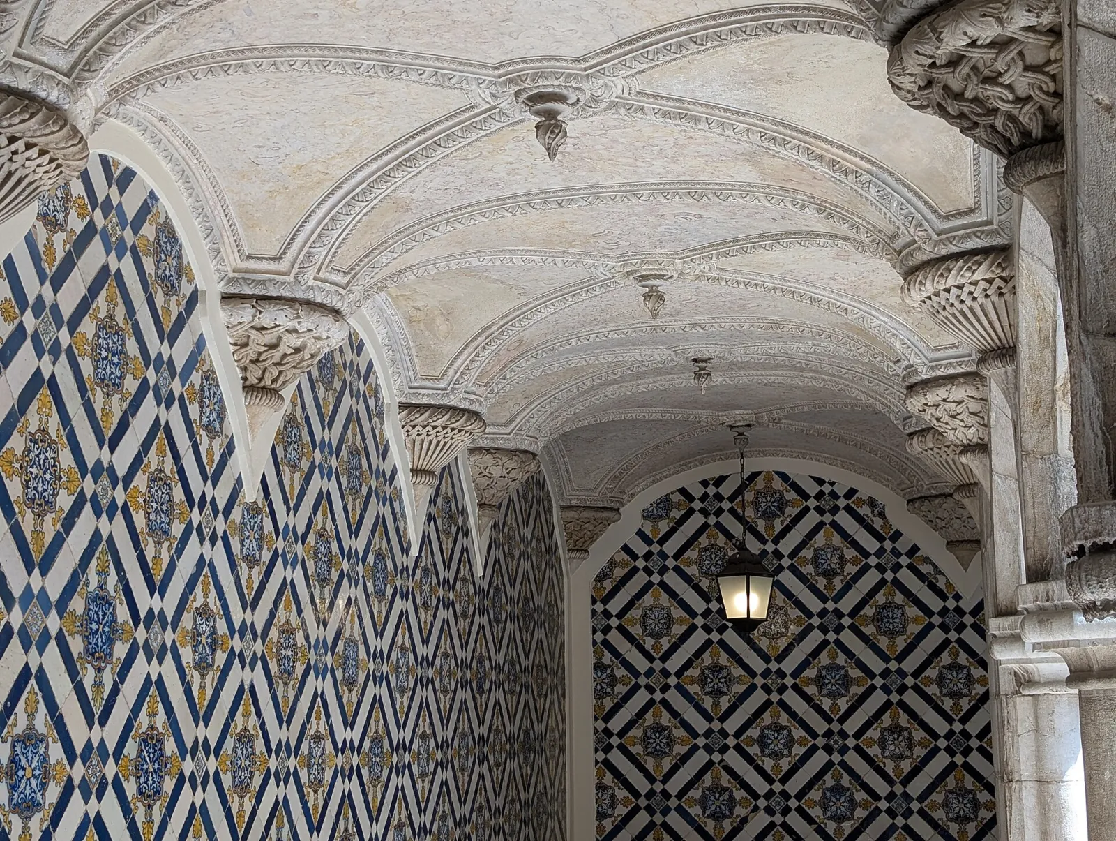 Techo ornamentado y paredes de azulejos azules y blancos en el Museo Nacional del Azulejo