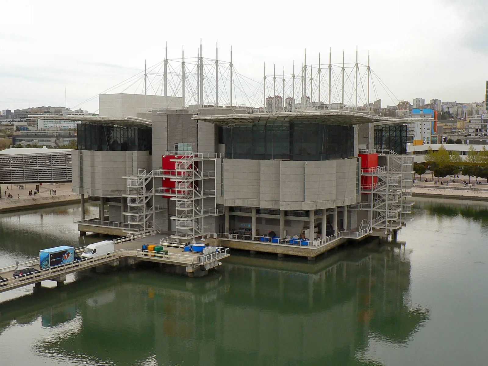 Edificio del Oceanário de Lisboa sobre el agua en el Parque das Nações