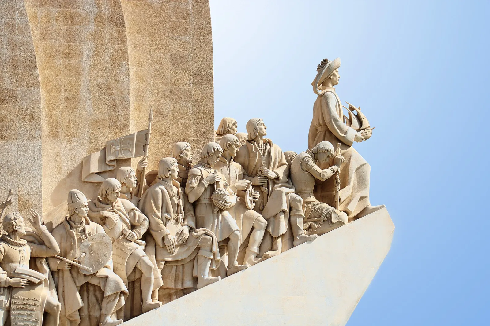 Estatuas de navegantes en la proa del Padrão dos Descobrimentos de Belém, Lisboa