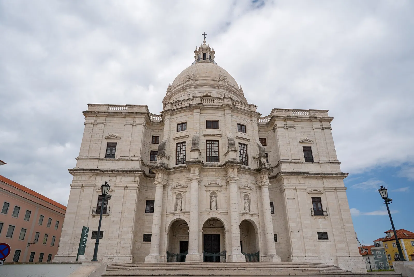 Fachada barroca y cúpula blanca del Panteón Nacional, la iglesia de Santa Engrácia, en Lisboa