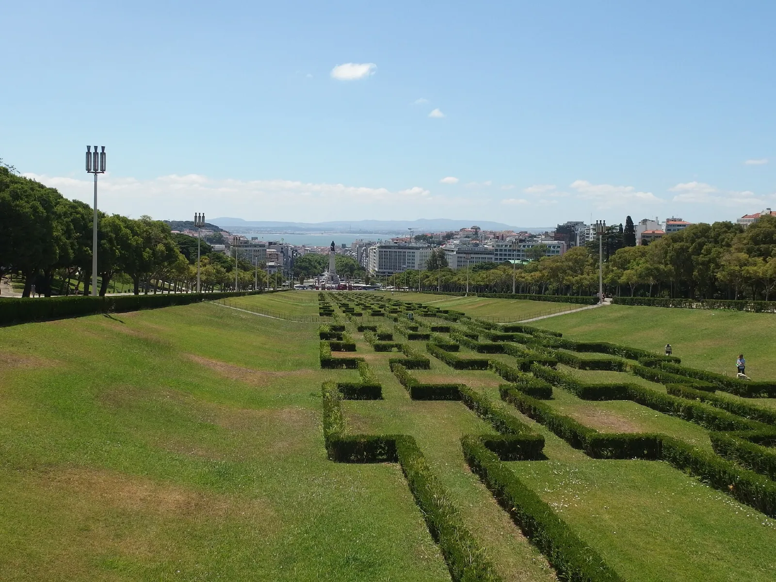 Jardines geométricos de setos recortados del Parque Eduardo VII con el césped y la ciudad al fondo