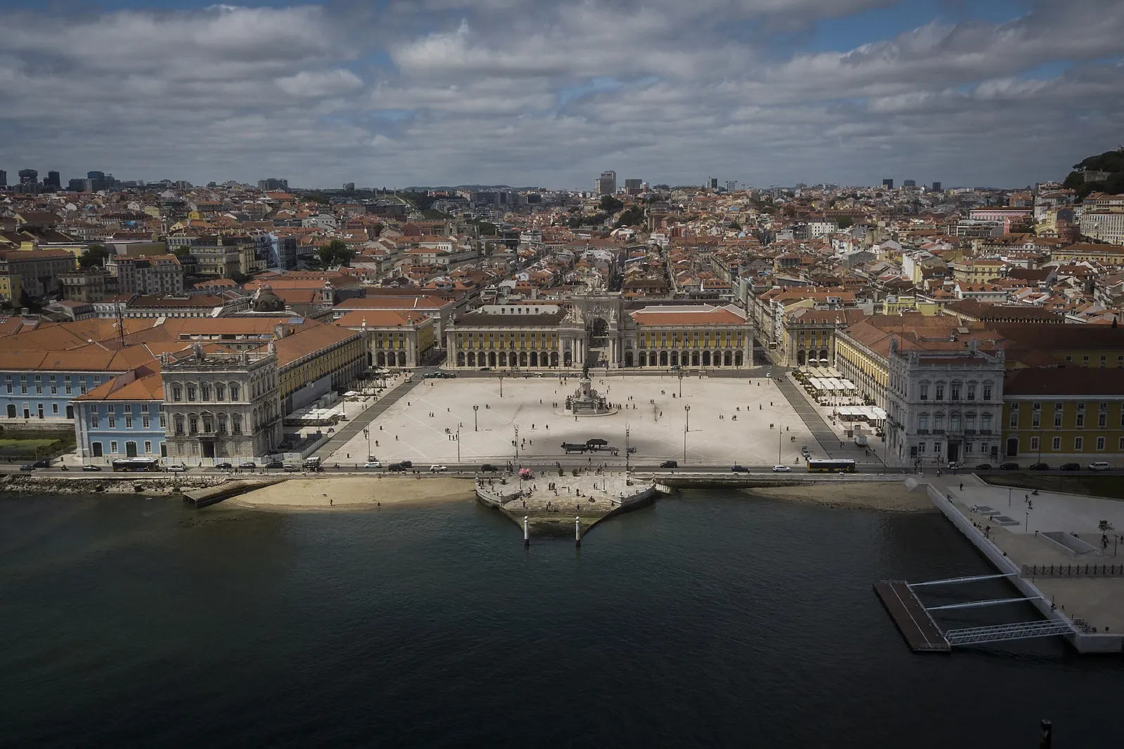 Vista aérea de la Praça do Comércio de Lisboa abierta al río Tajo