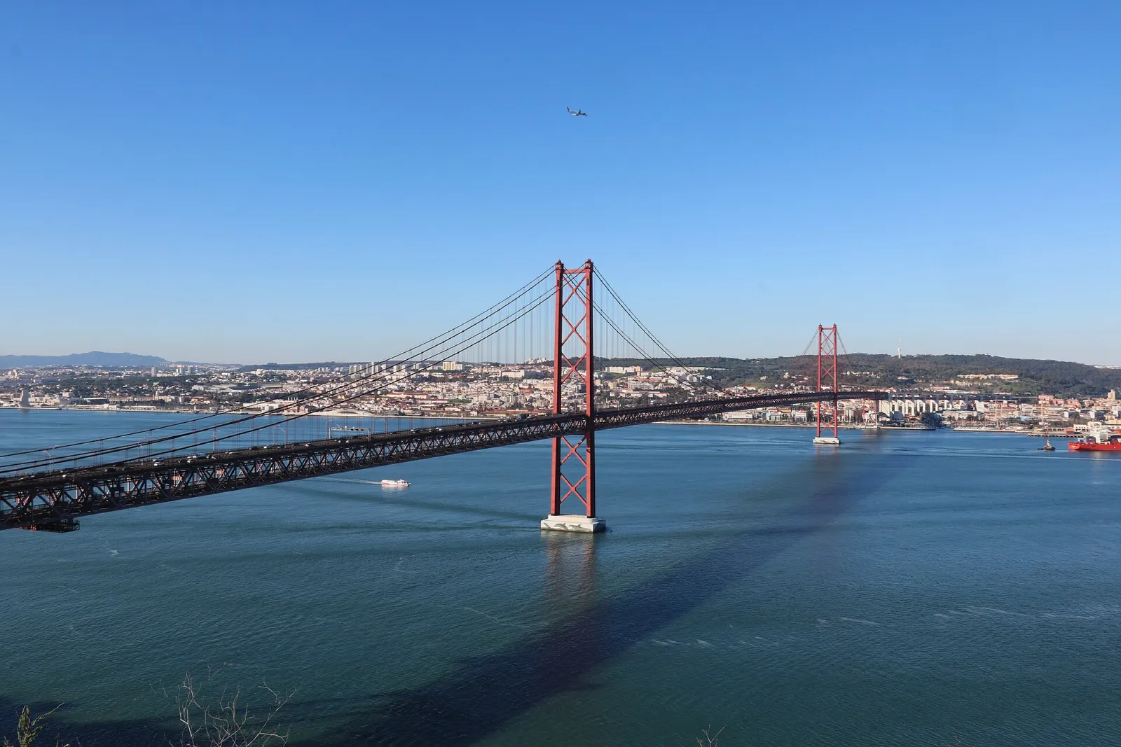 Puente 25 de Abril sobre el Tajo visto desde la orilla sur con la costa de Lisboa