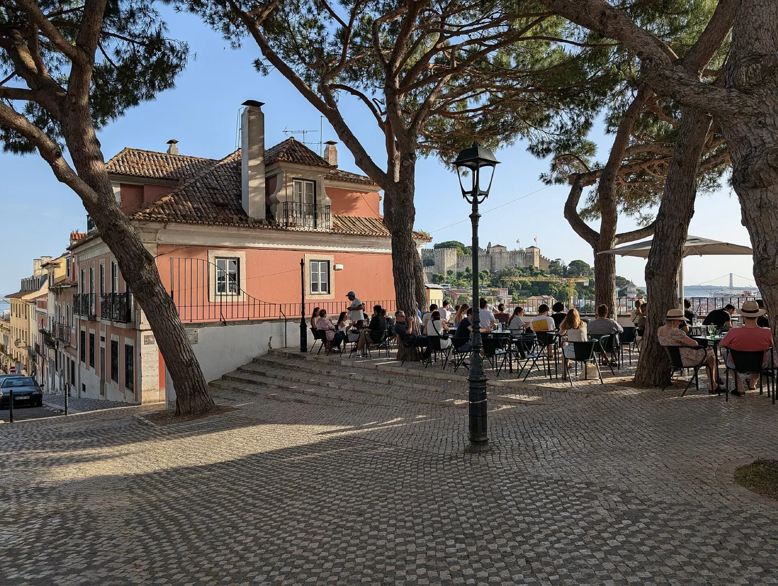 Terraza de un restaurante bajo los árboles en el Miradouro da Graça de Lisboa