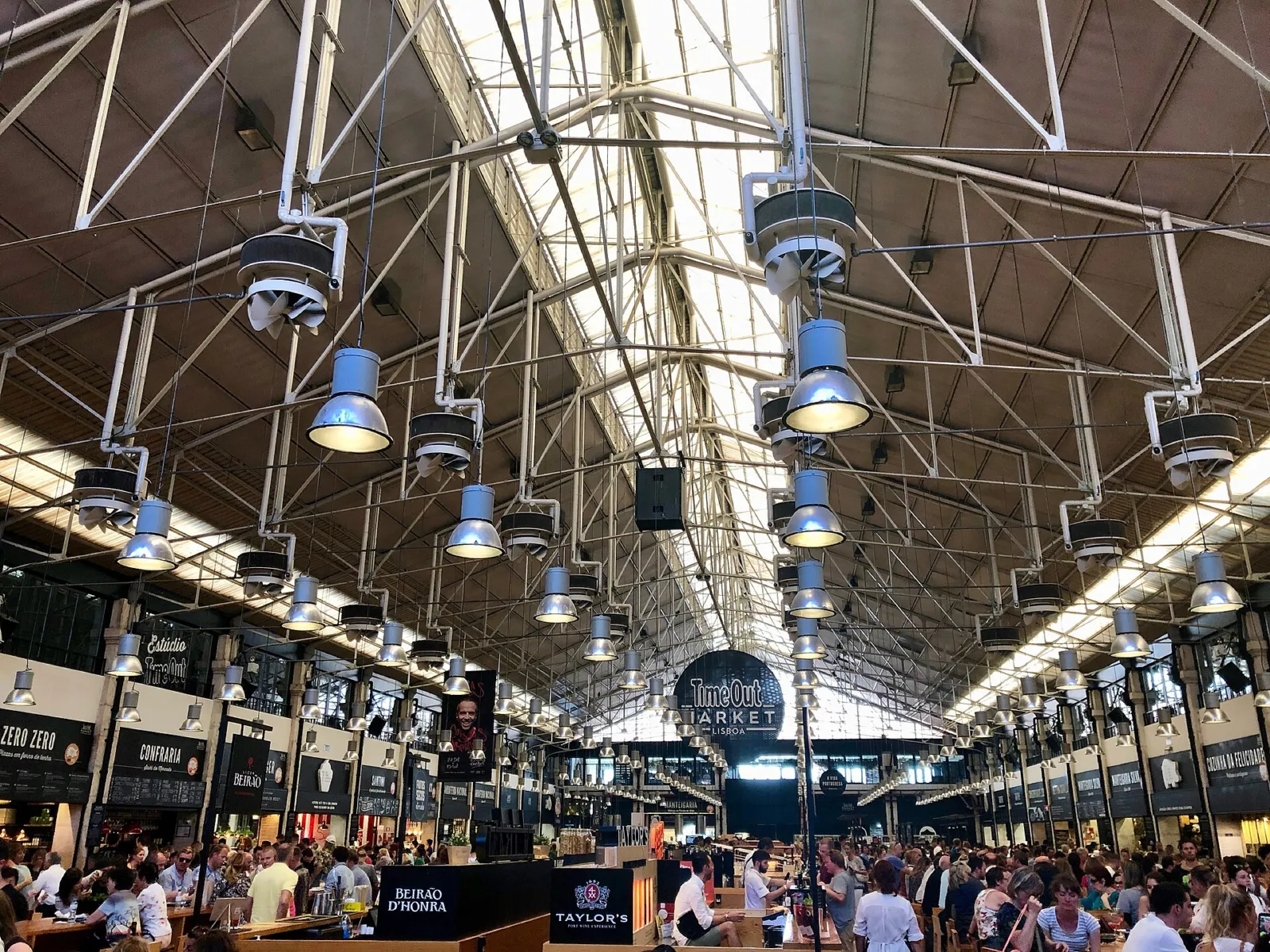 Interior de la nave metálica del Time Out Market en el Mercado da Ribeira de Lisboa