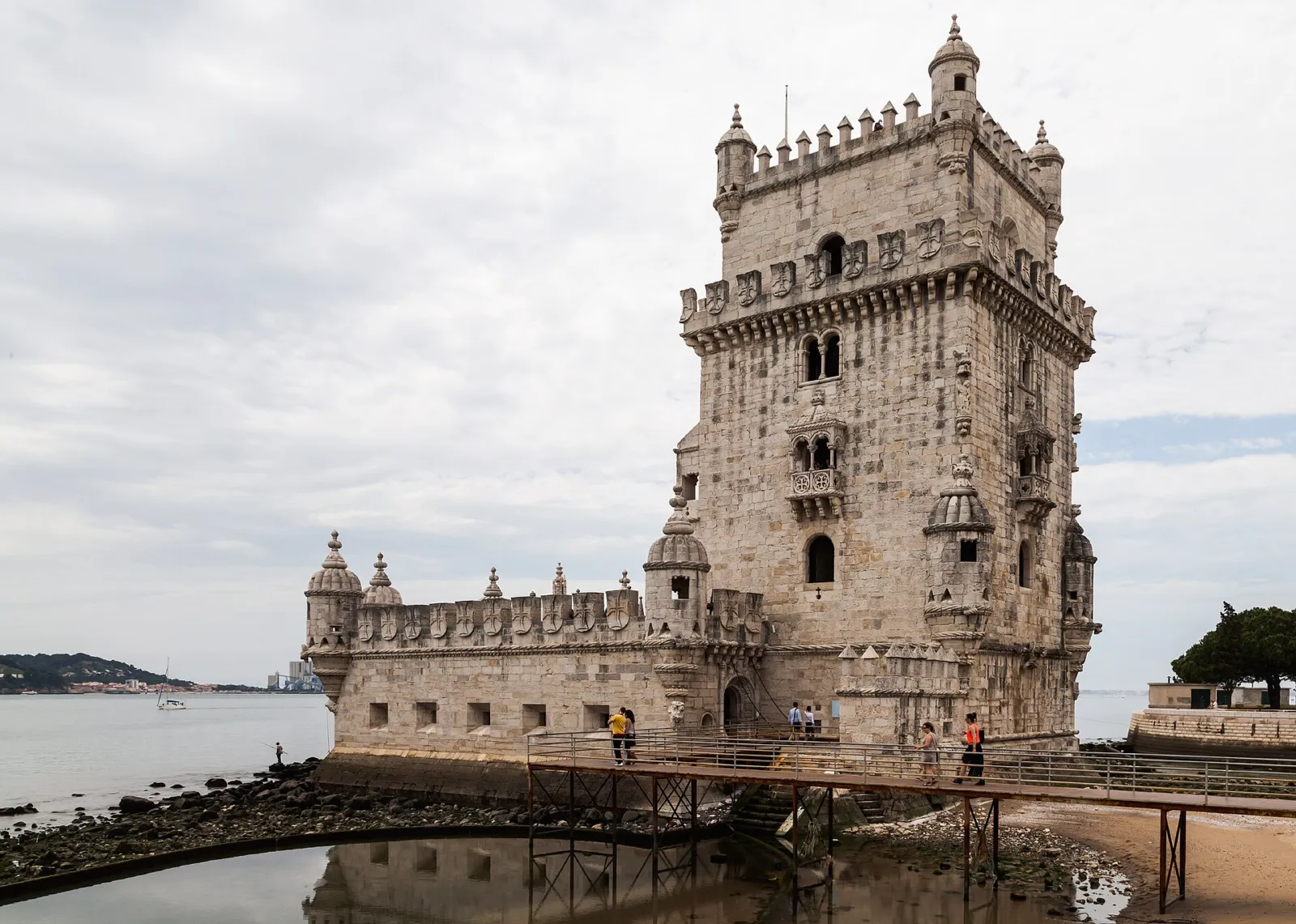 La Torre de Belém, fortaleza manuelina a orillas del Tajo, bajo un cielo nublado