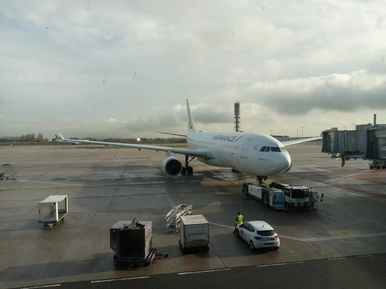 Aviones frente a la terminal 2 del aeropuerto de París-Charles de Gaulle