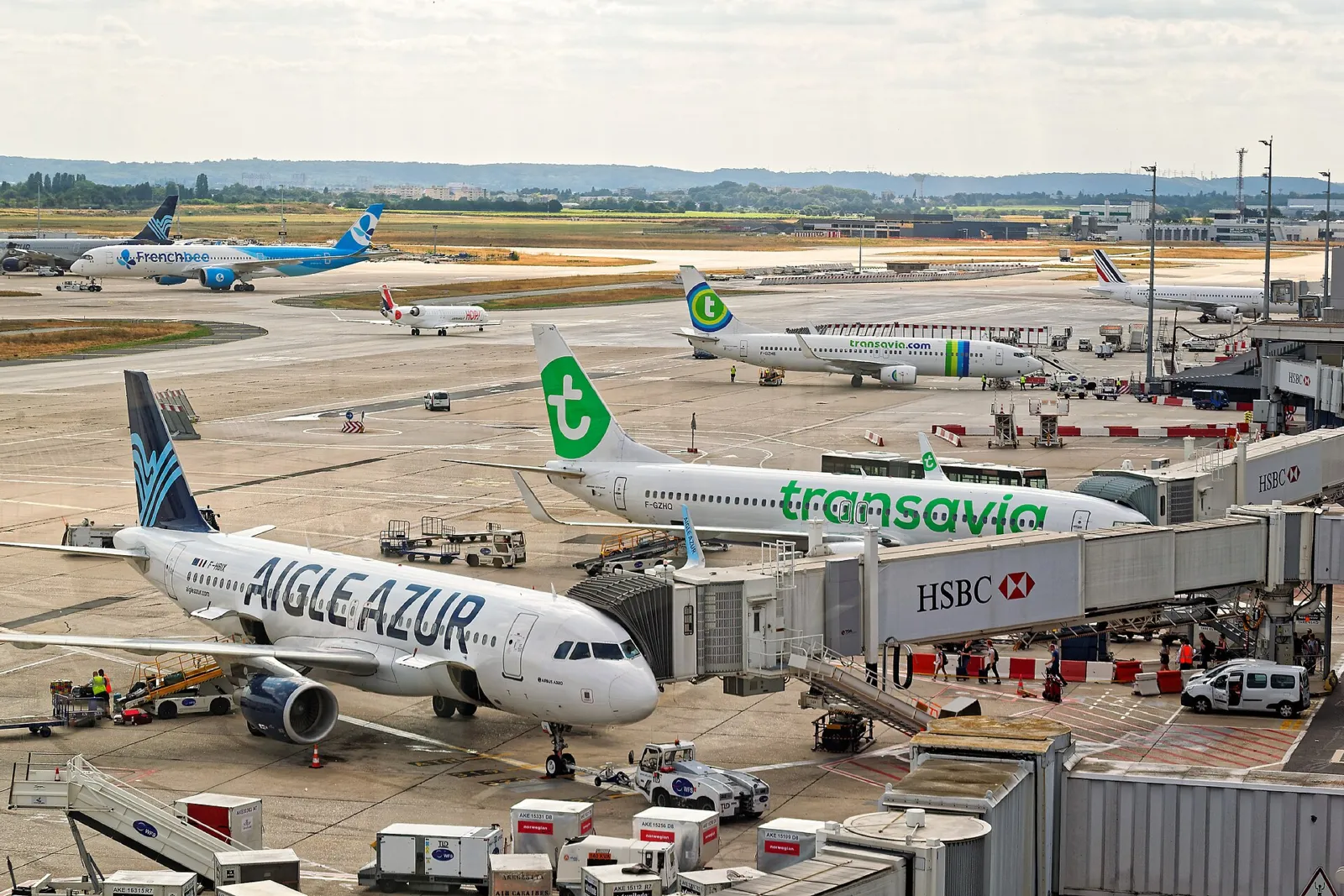 Terminal Sur del aeropuerto de París-Orly con su fachada acristalada