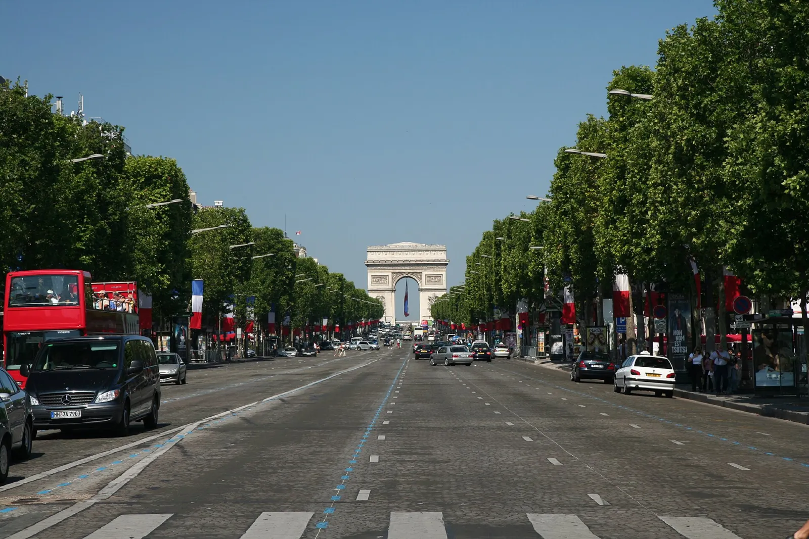 La avenida de los Campos Elíseos flanqueada por plátanos, con el Arco del Triunfo al fondo