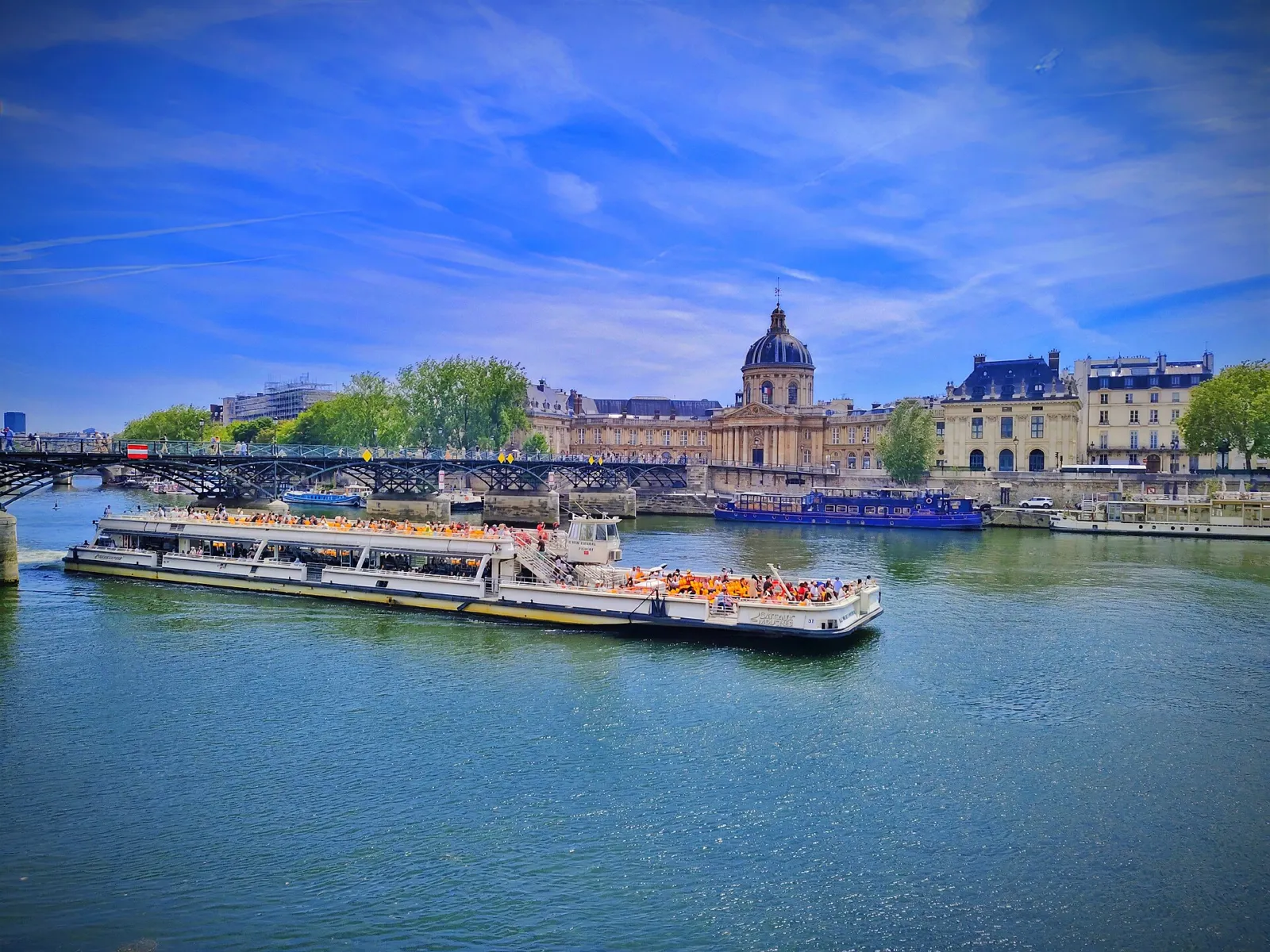 Bateau-mouche turístico navegando por el Sena en París