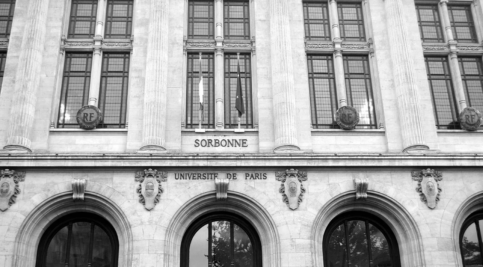 Fachada de la Sorbona en el Barrio Latino de París