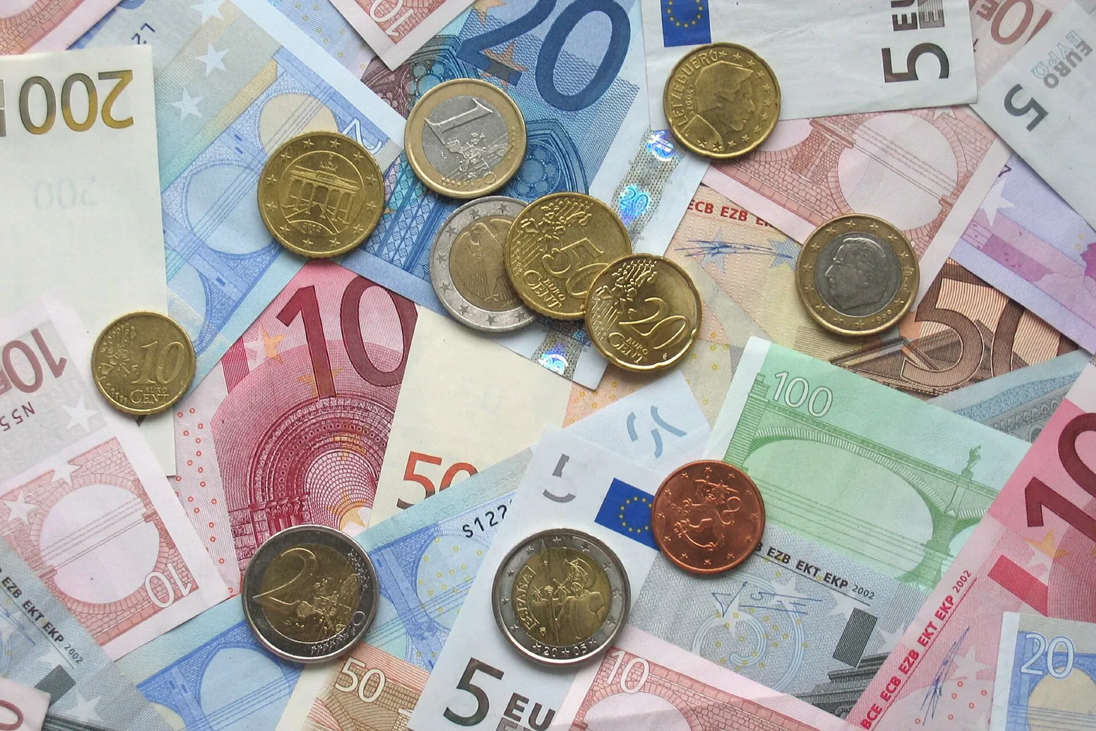 Monedas y billetes de euro, la moneda con la que se pagan tasas y gastos en París