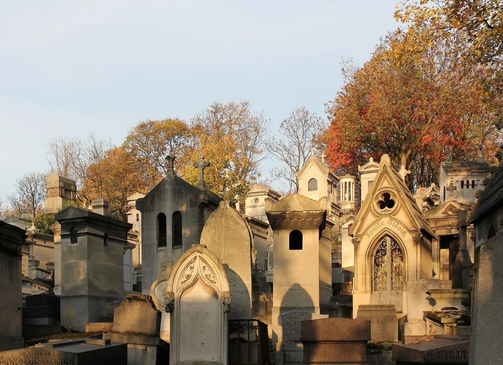 Panteones y tumbas del cementerio del Père-Lachaise entre árboles de colores otoñales
