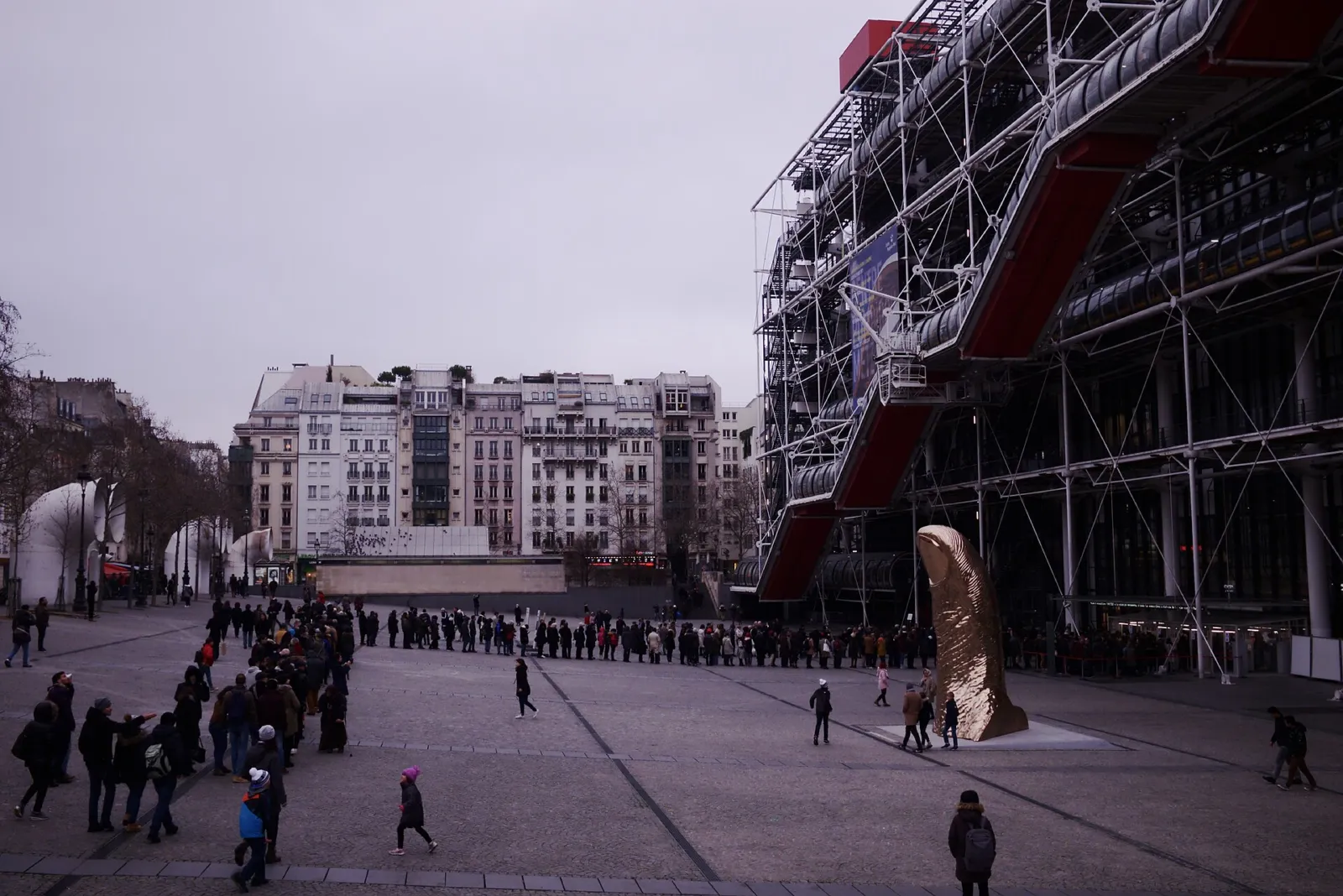 Estructura de tubos de colores del Centro Pompidou junto a la plaza Georges Pompidou