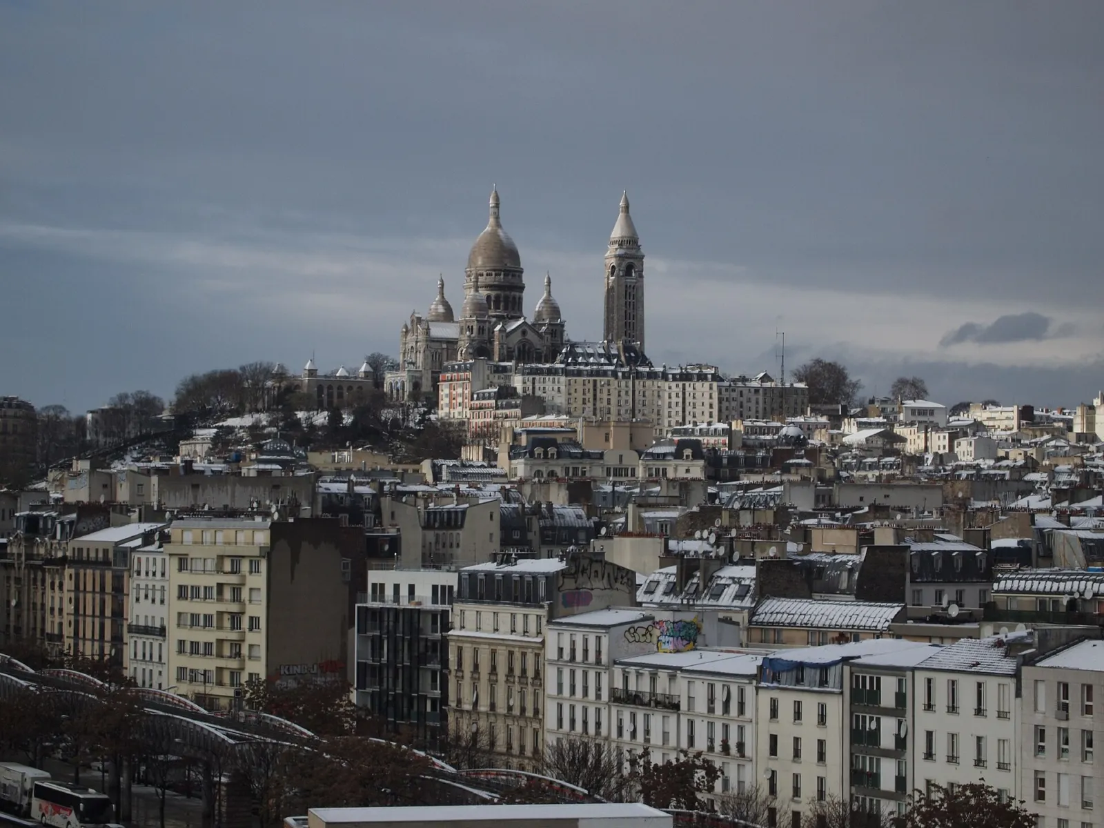 Calle de Montmartre cubierta de nieve en invierno